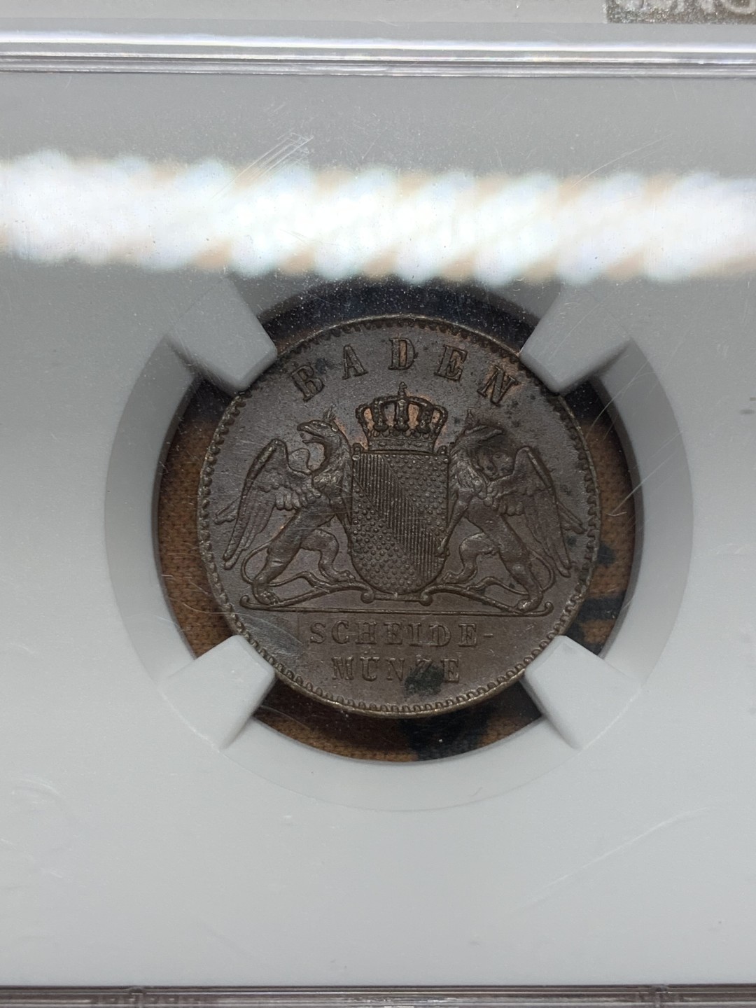 《竞宝斋》第91场-本周日，周一2场连拍（全场不限金额包邮） NGC-MS63BN 1870年 德国 巴登1克鲁泽铜币 亚军分数，经典双狮盾徽。