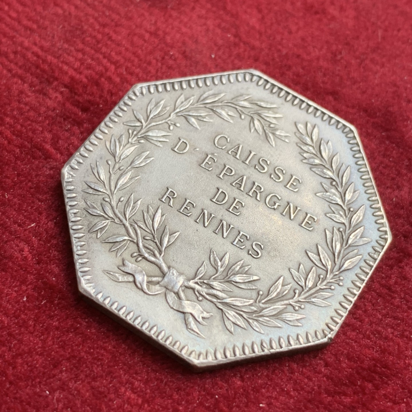 《竞宝斋》第91场-本周日，周一2场连拍（全场不限金额包邮） 法国  雷恩城市徽章 银质八角 代币JETON  丰饶角边铭  15.5克