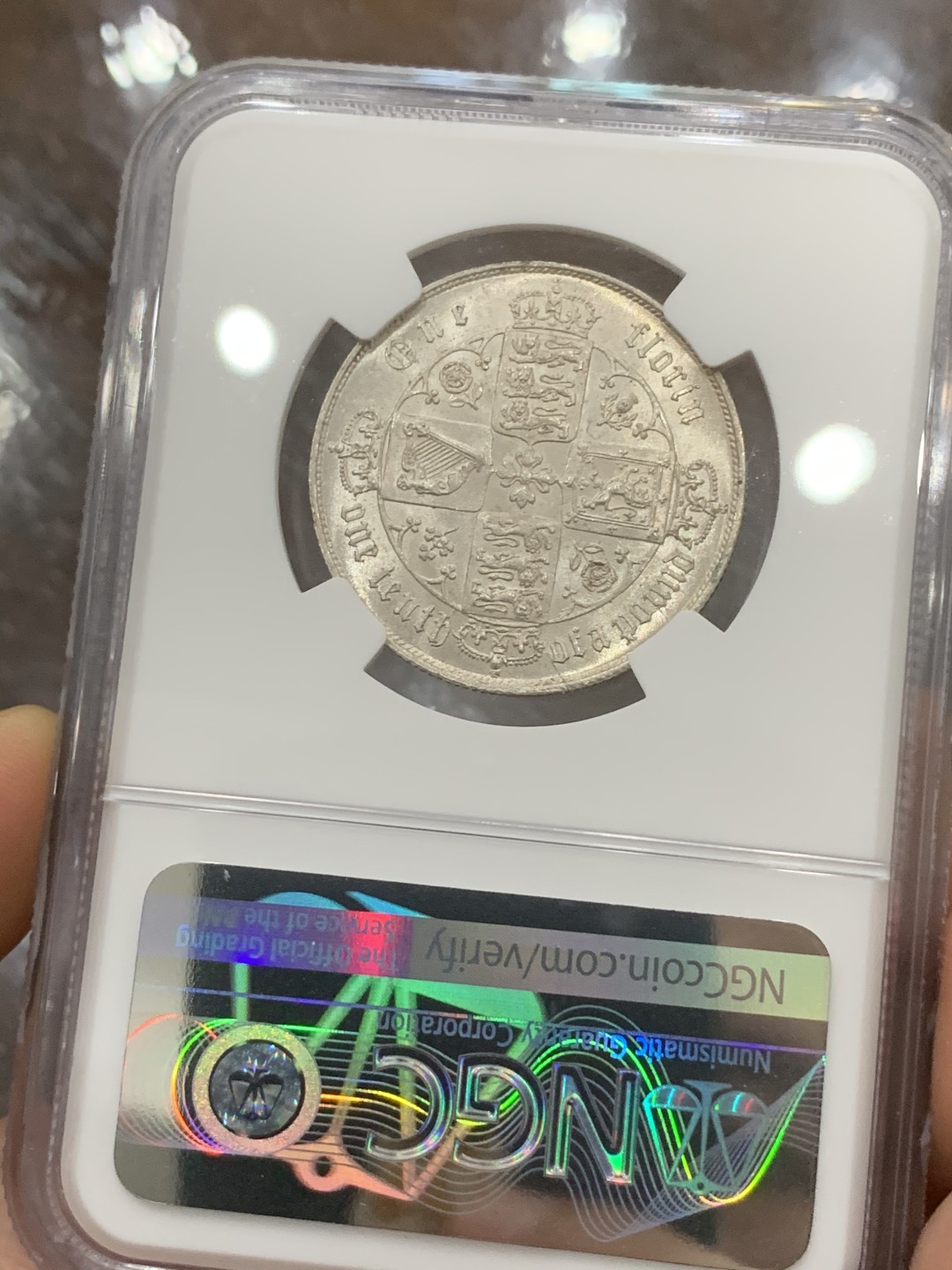 《竞宝斋》第91场-本周日，周一2场连拍（全场不限金额包邮） NGC-MS64 英国 1858年 哥特弗洛林 第一版头像漂亮 且压力深 。年份三C间距靠近，该版别ESC标记其珍惜度为S。8月25日SBP一枚63分的1859普通版成交价为1440美元，到手已逾万元