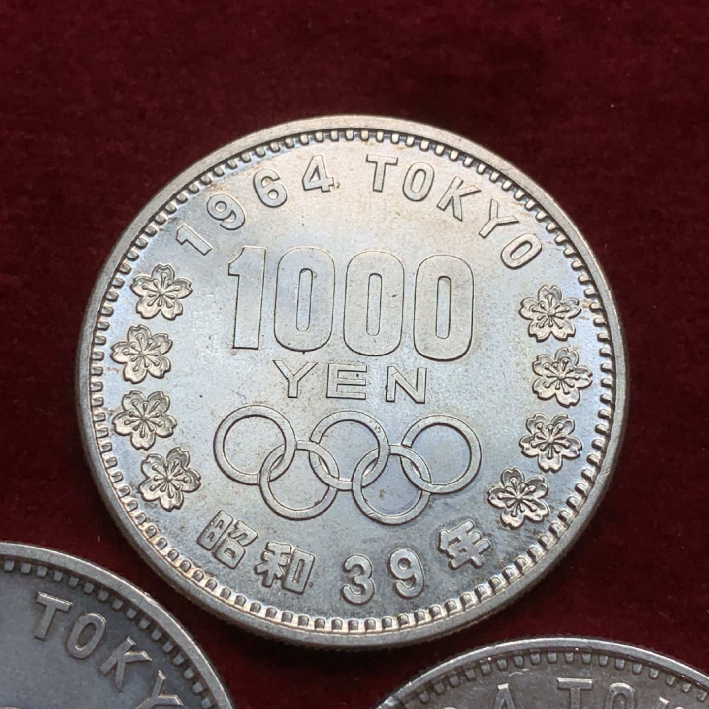 《竞宝斋》第91场-本周日，周一2场连拍（全场不限金额包邮） BU 三枚合拍 日本 1964年 1000日元 日本东京奥运会银币 三枚均为BU品相 底板完美 转光强烈耀眼 其中两枚已经从边缘开始生出金彩