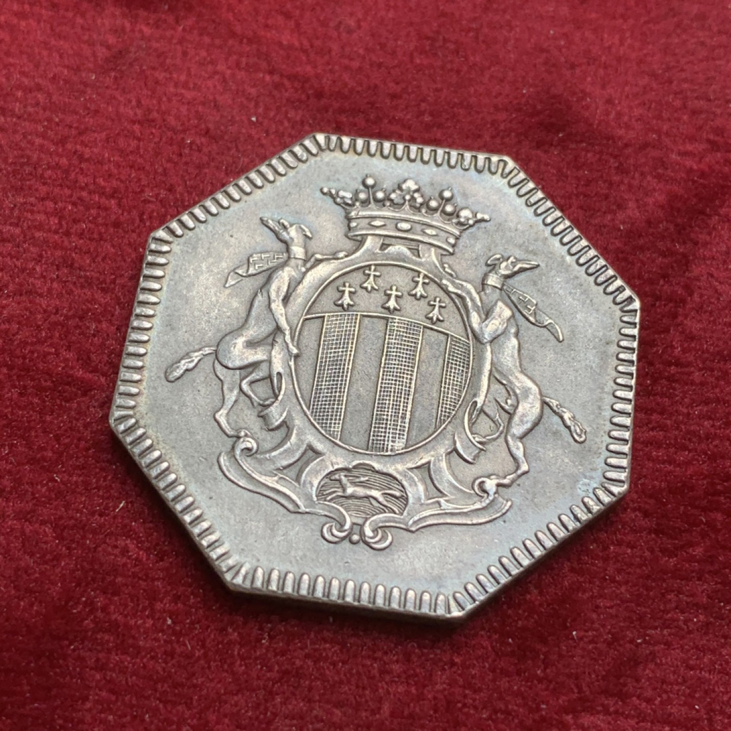 《竞宝斋》第91场-本周日，周一2场连拍（全场不限金额包邮） 法国  雷恩城市徽章 银质八角 代币JETON  丰饶角边铭  15.5克