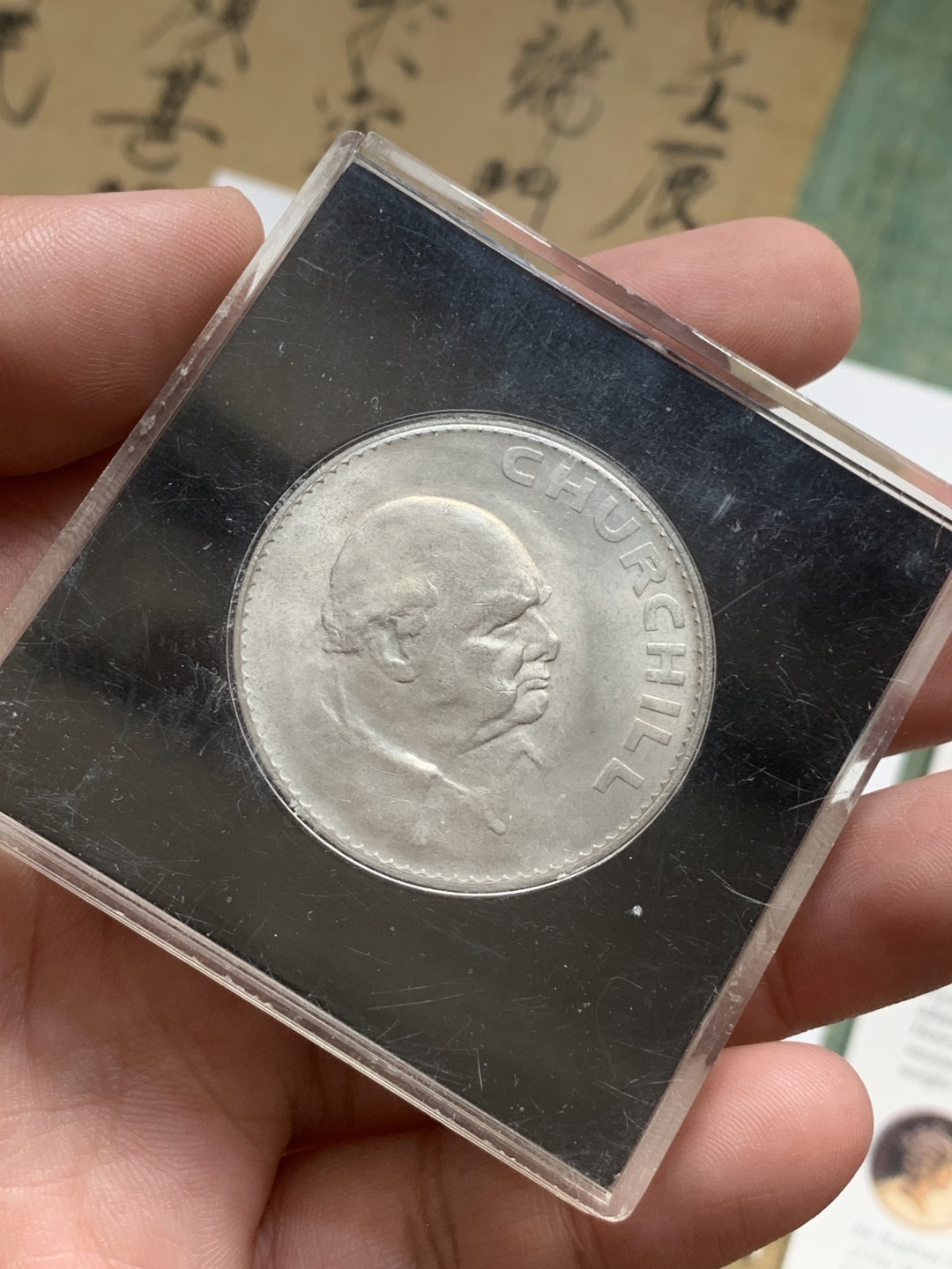 《竞宝斋》第91场-本周日，周一2场连拍（全场不限金额包邮） 英国 1988年 卡装套币 含一枚盾徽加厚1英镑面值的硬币 经典图案值得收藏 外加一枚 克朗纪念币