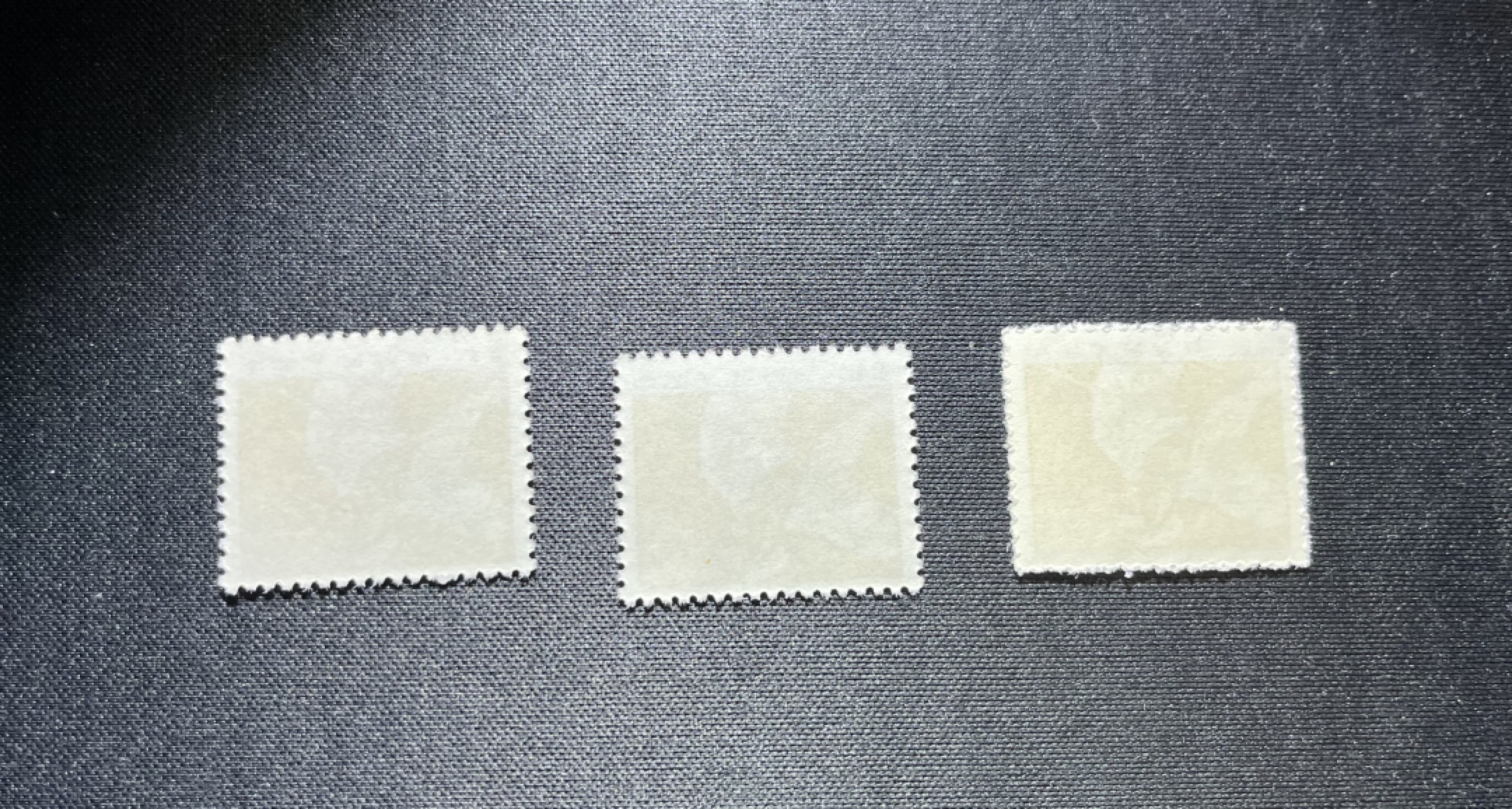 洪涛臻品 精选邮票限时拍卖第十三期 普无号  1元炼钢工人新3枚，次筋票， 版撕品质，红色票面非常漂亮，文革唯一一套普票，特点鲜明，集邮册中必不可少的一枚，欣赏收藏两不误，价值洼地，全品可评级，注意捡漏