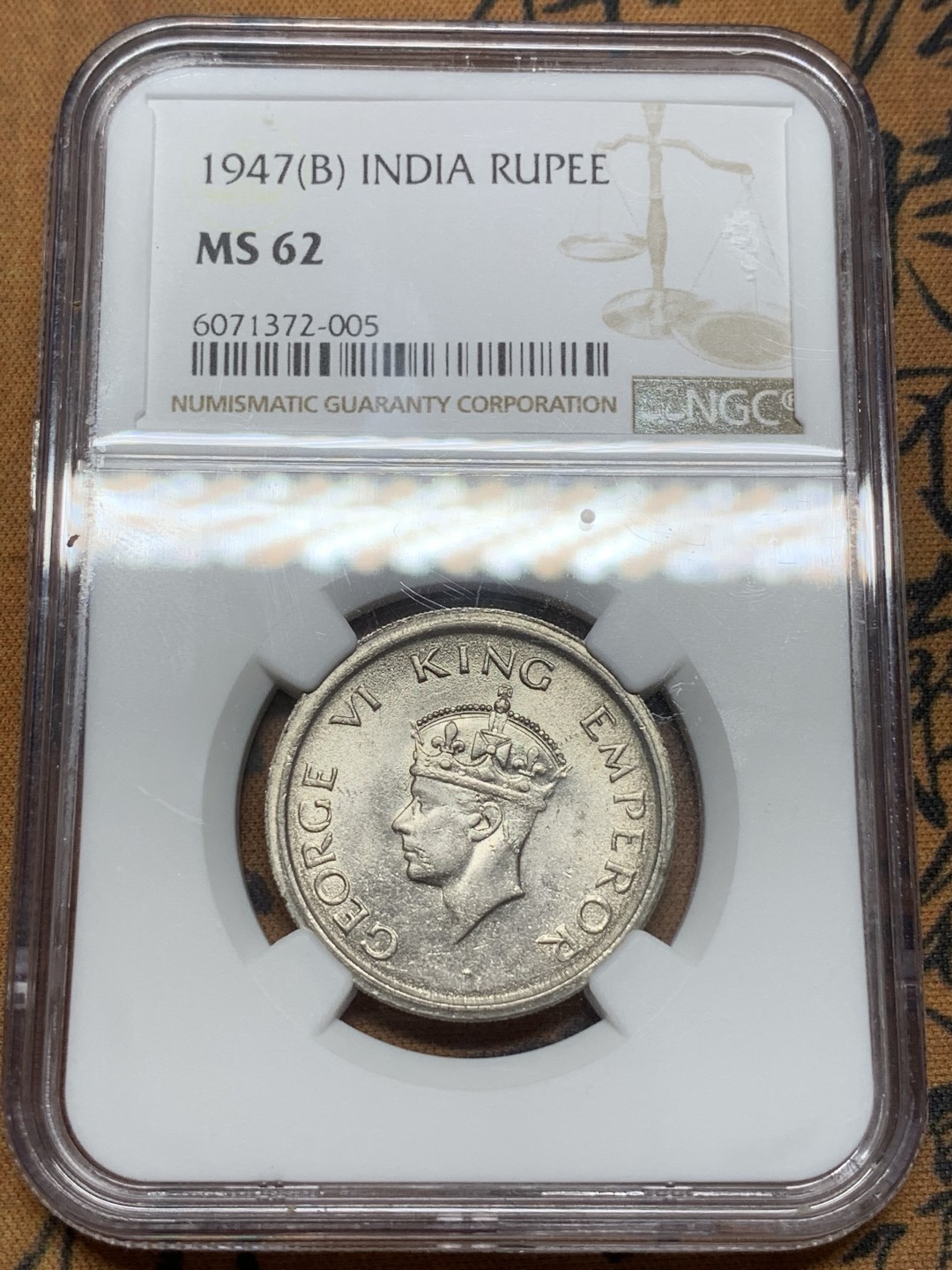 《竞宝斋》第91场-本周日，周一2场连拍（全场不限金额包邮） NGC MS62 英属印度 乔六 1947年1卢比 状态不错