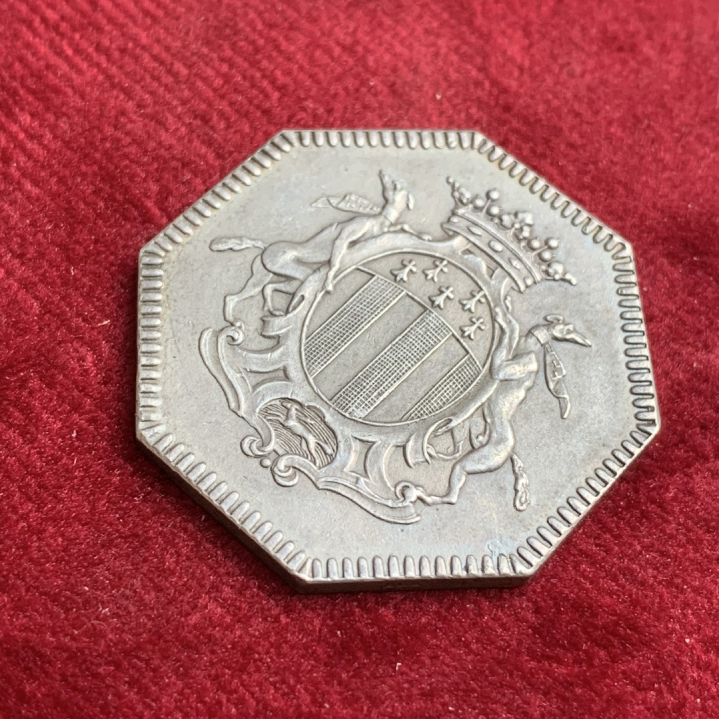 《竞宝斋》第91场-本周日，周一2场连拍（全场不限金额包邮） 法国  雷恩城市徽章 银质八角 代币JETON  丰饶角边铭  15.5克