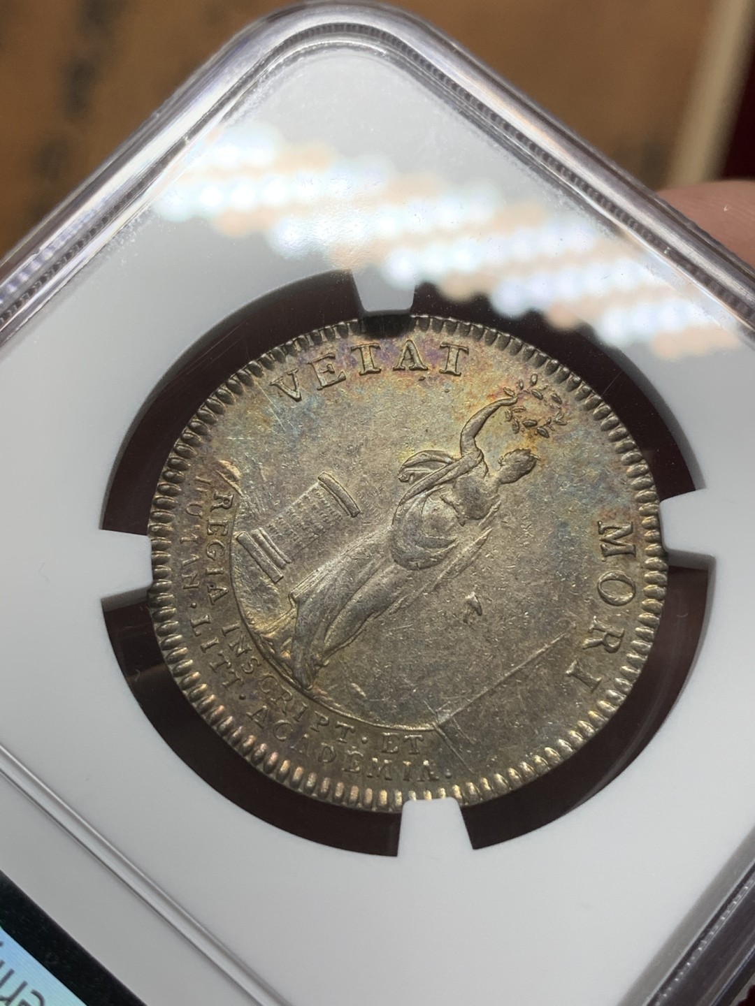 《竞宝斋》第91场-本周日，周一2场连拍（全场不限金额包邮） NGC-AU58 法国十八世纪 路易十五 皇家文学学院JETON 代用银币 五彩包浆 非常漂亮