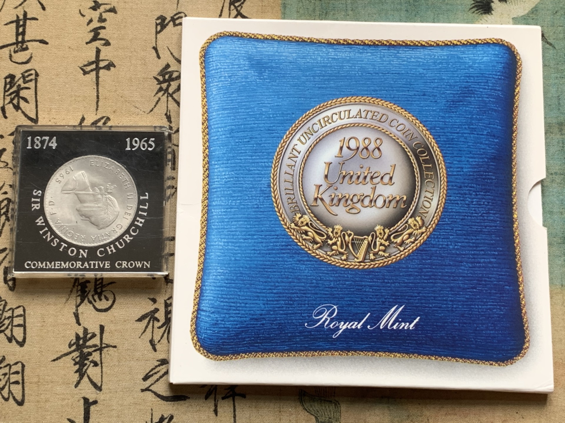 《竞宝斋》第91场-本周日，周一2场连拍（全场不限金额包邮） 英国 1988年 卡装套币 含一枚盾徽加厚1英镑面值的硬币 经典图案值得收藏 外加一枚 克朗纪念币