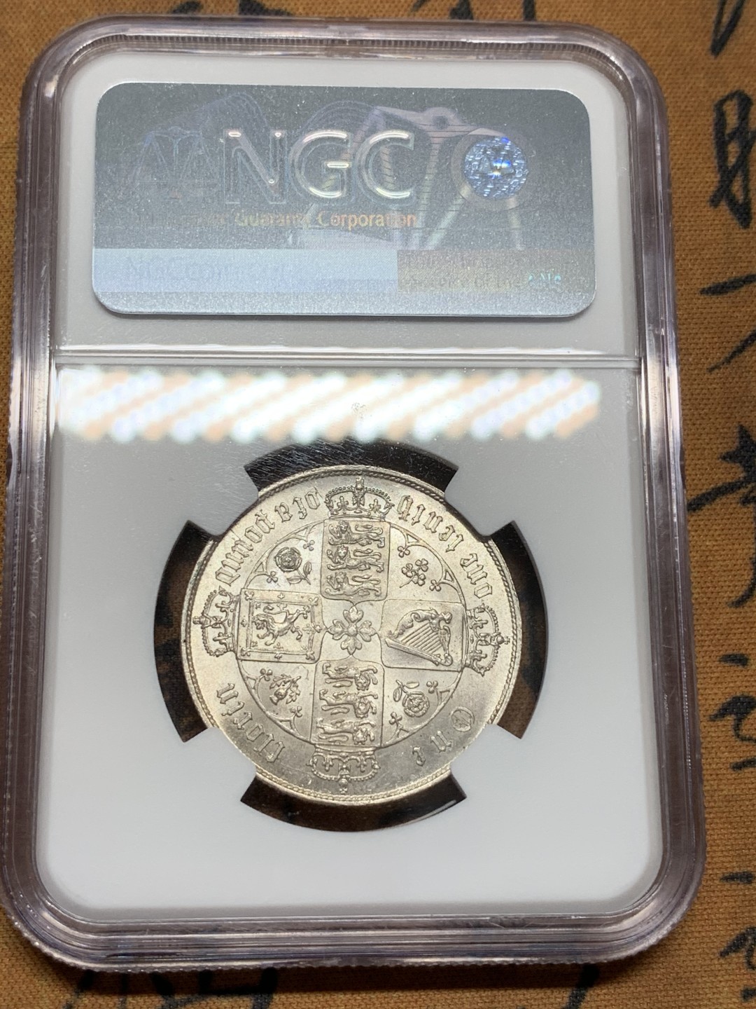 《竞宝斋》第91场-本周日，周一2场连拍（全场不限金额包邮） NGC-MS64 英国 1858年 哥特弗洛林 第一版头像漂亮 且压力深 。年份三C间距靠近，该版别ESC标记其珍惜度为S。8月25日SBP一枚63分的1859普通版成交价为1440美元，到手已逾万元