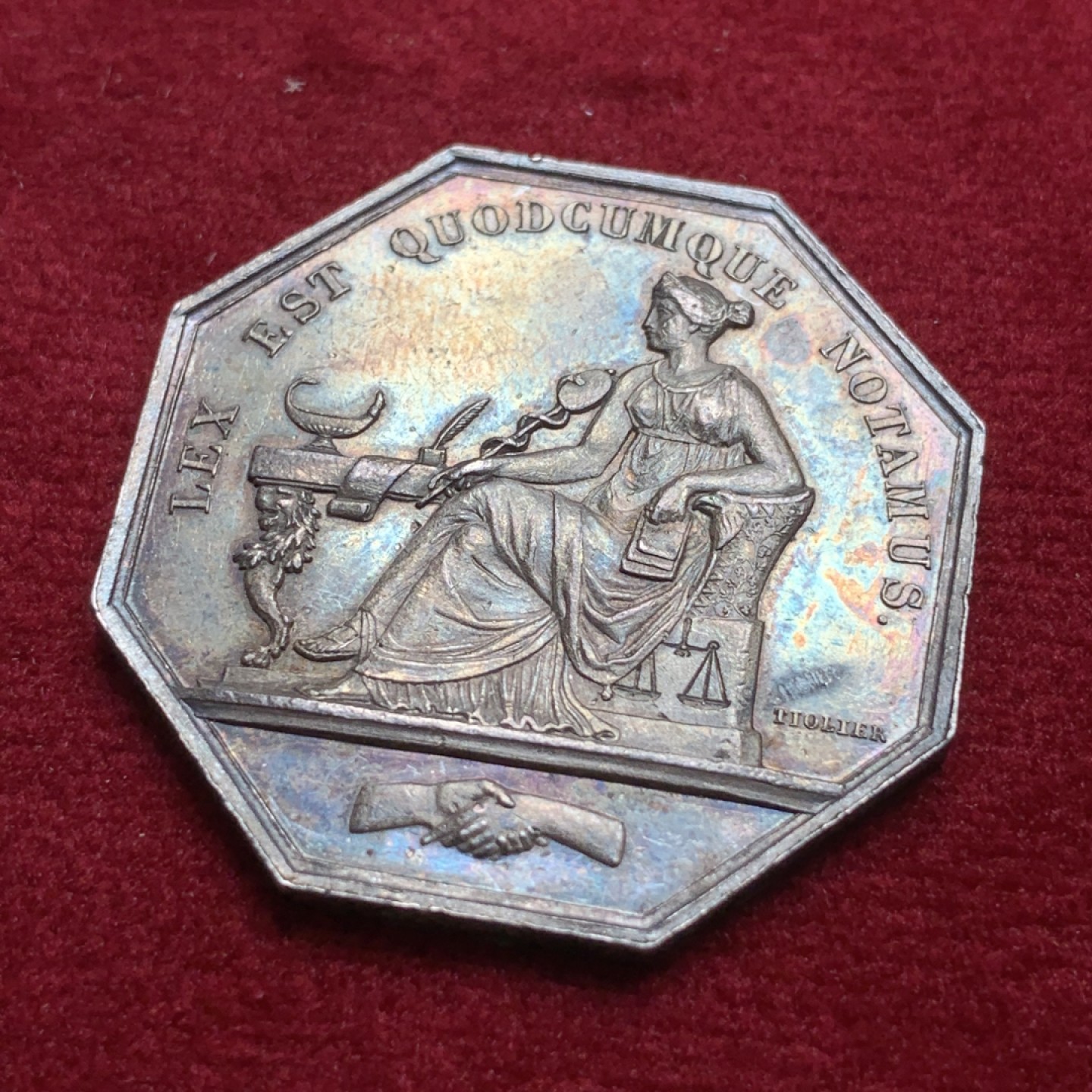 《竞宝斋》第91场-本周日，周一2场连拍（全场不限金额包邮） 法国  波尔图公证人八角JETON 代币 原味深五彩包浆 手指铭  17.7克