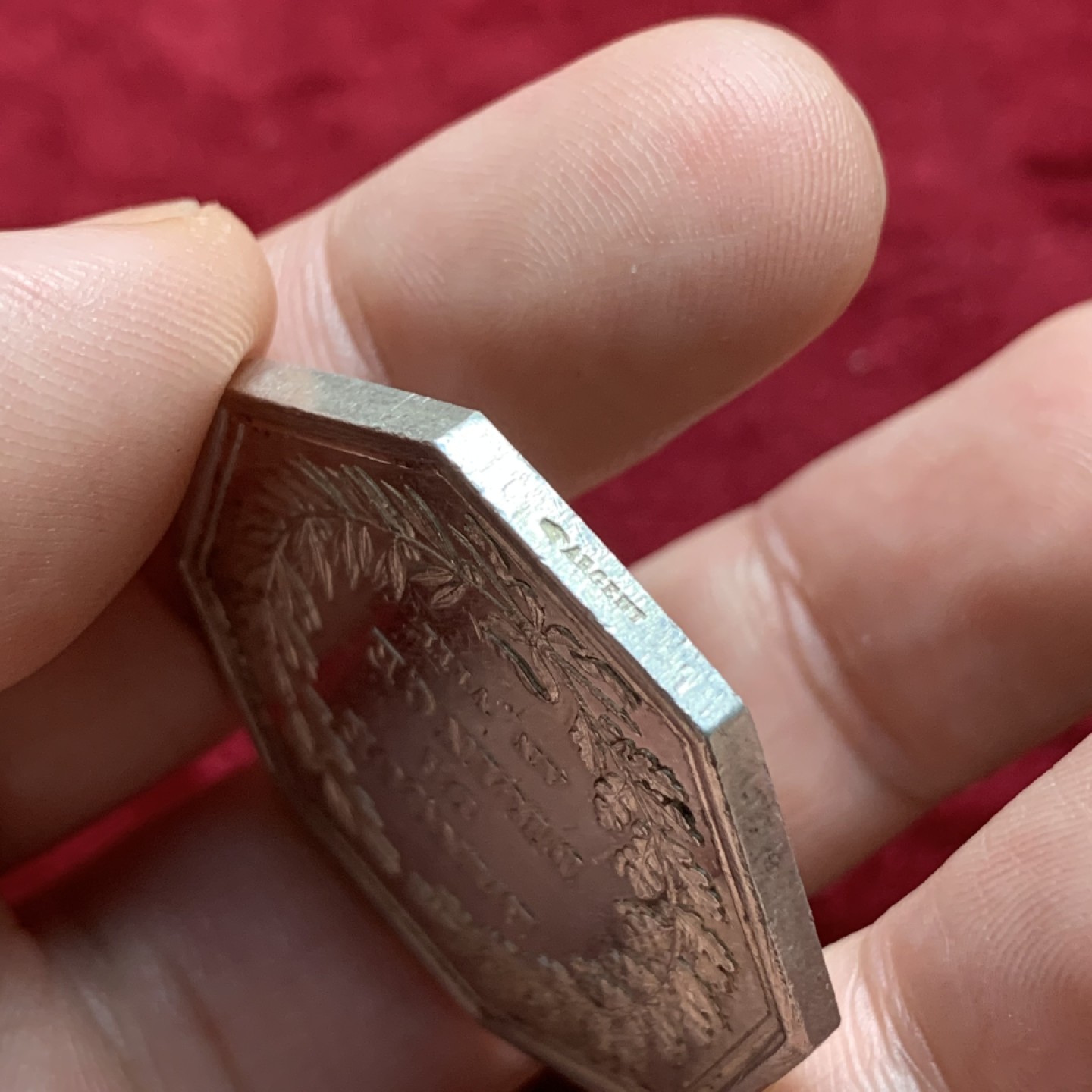 《竞宝斋》第91场-本周日，周一2场连拍（全场不限金额包邮） 法国  十九世纪法兰西银行八角JETON(AN 8) 代币 手指铭  24.8克