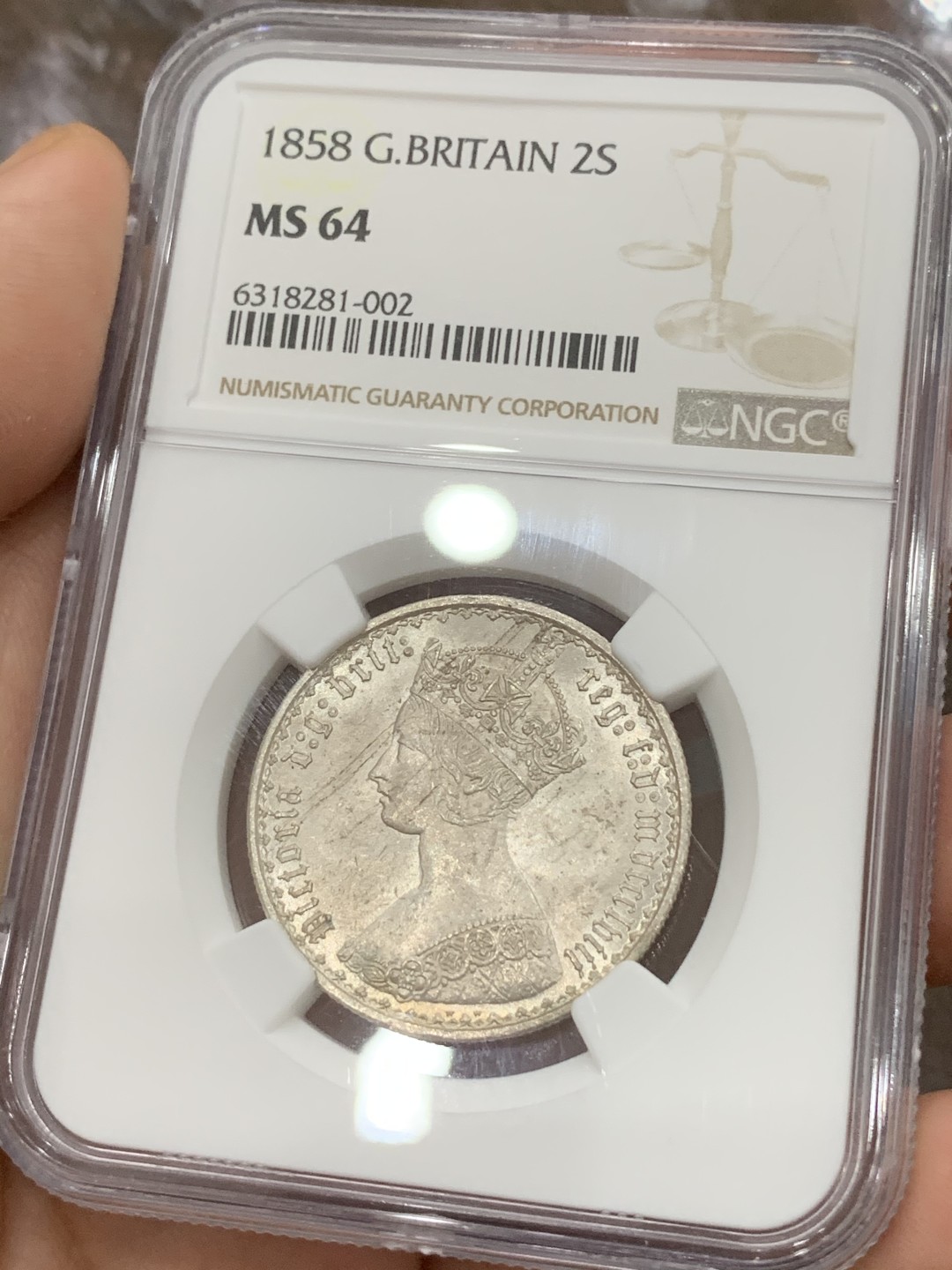 《竞宝斋》第91场-本周日，周一2场连拍（全场不限金额包邮） NGC-MS64 英国 1858年 哥特弗洛林 第一版头像漂亮 且压力深 。年份三C间距靠近，该版别ESC标记其珍惜度为S。8月25日SBP一枚63分的1859普通版成交价为1440美元，到手已逾万元