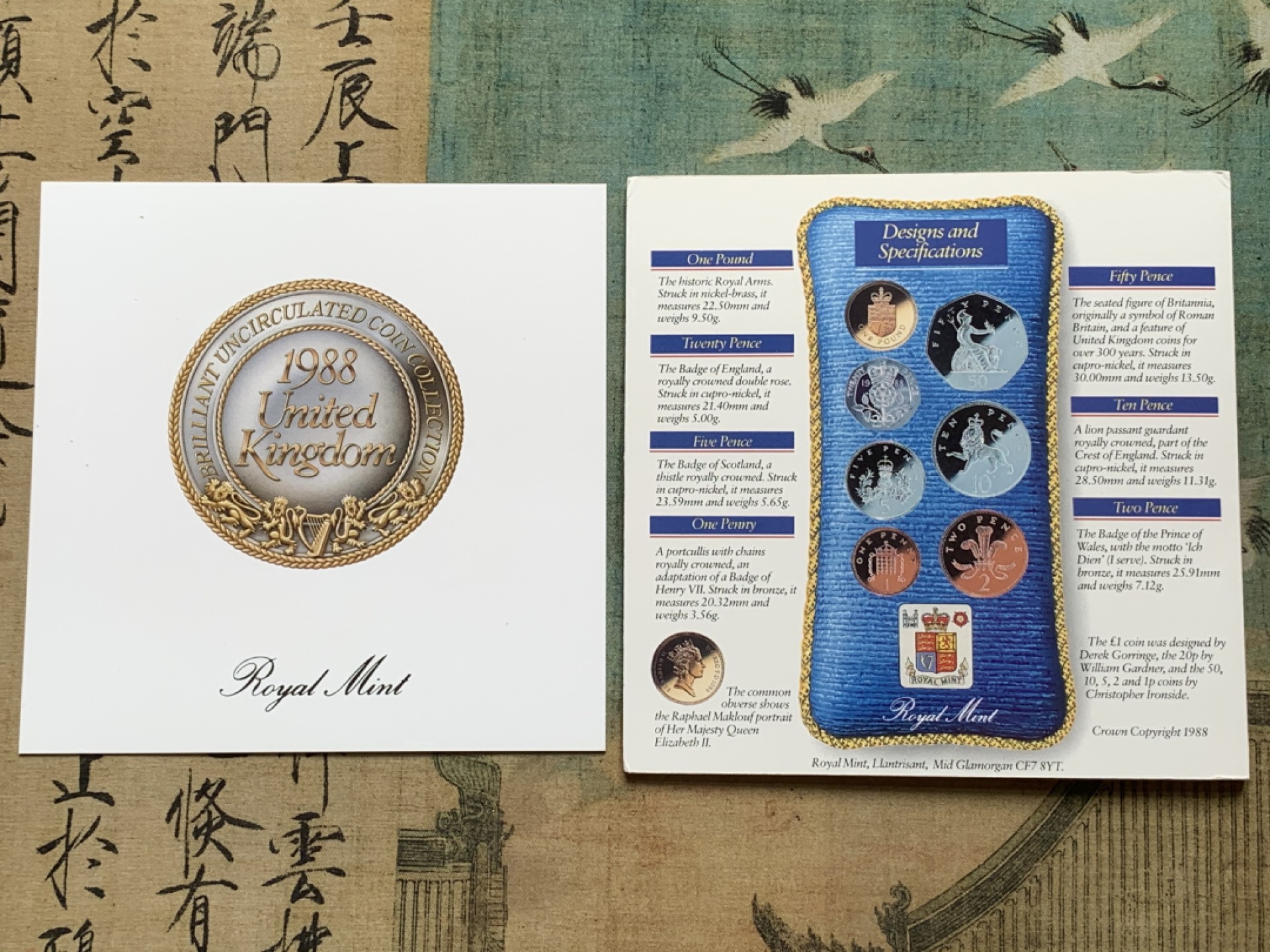 《竞宝斋》第91场-本周日，周一2场连拍（全场不限金额包邮） 英国 1988年 卡装套币 含一枚盾徽加厚1英镑面值的硬币 经典图案值得收藏 外加一枚 克朗纪念币