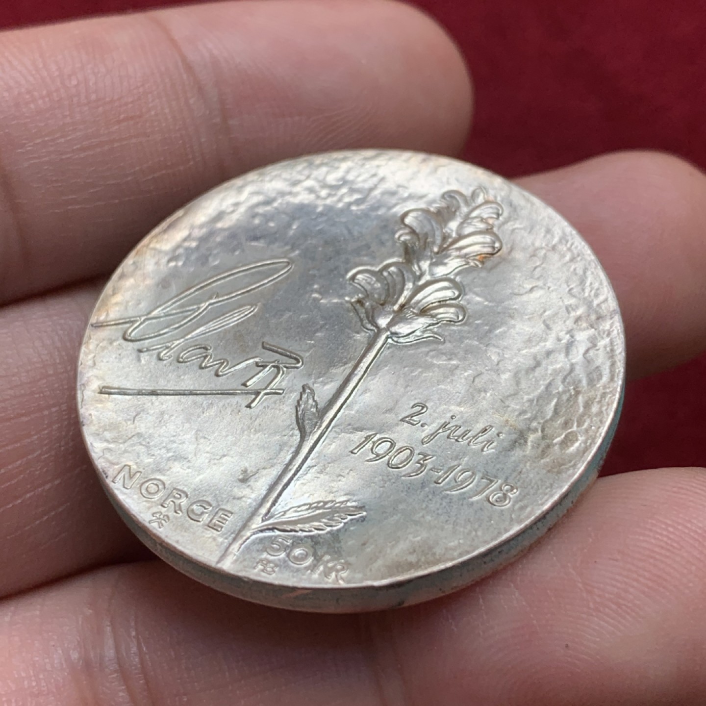 《竞宝斋》第91场-本周日，周一2场连拍（全场不限金额包邮） 挪威1978年奥拉夫五世国王诞辰75周年纪念50克朗大银币，925银，直径36mm，重量27g