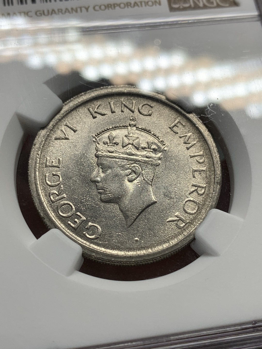 《竞宝斋》第91场-本周日，周一2场连拍（全场不限金额包邮） NGC MS62 英属印度 乔六 1947年1卢比 状态不错