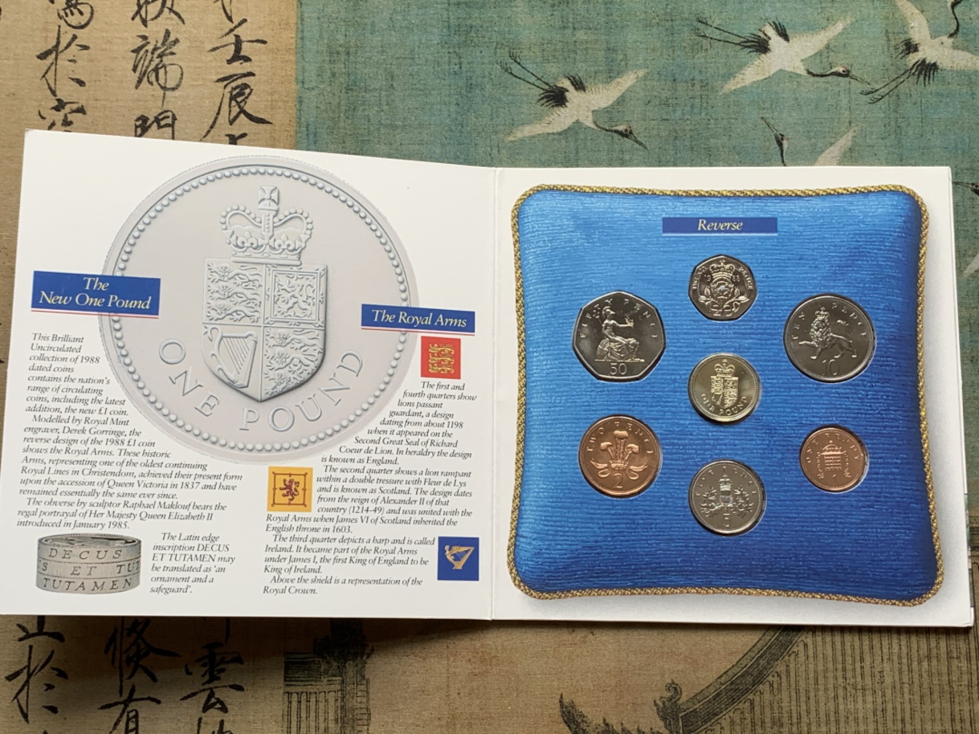 《竞宝斋》第91场-本周日，周一2场连拍（全场不限金额包邮） 英国 1988年 卡装套币 含一枚盾徽加厚1英镑面值的硬币 经典图案值得收藏 外加一枚 克朗纪念币