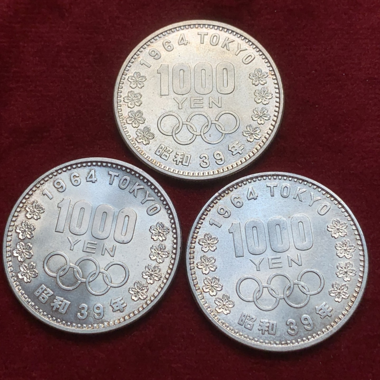 《竞宝斋》第91场-本周日，周一2场连拍（全场不限金额包邮） BU 三枚合拍 日本 1964年 1000日元 日本东京奥运会银币 三枚均为BU品相 底板完美 转光强烈耀眼 其中两枚已经从边缘开始生出金彩