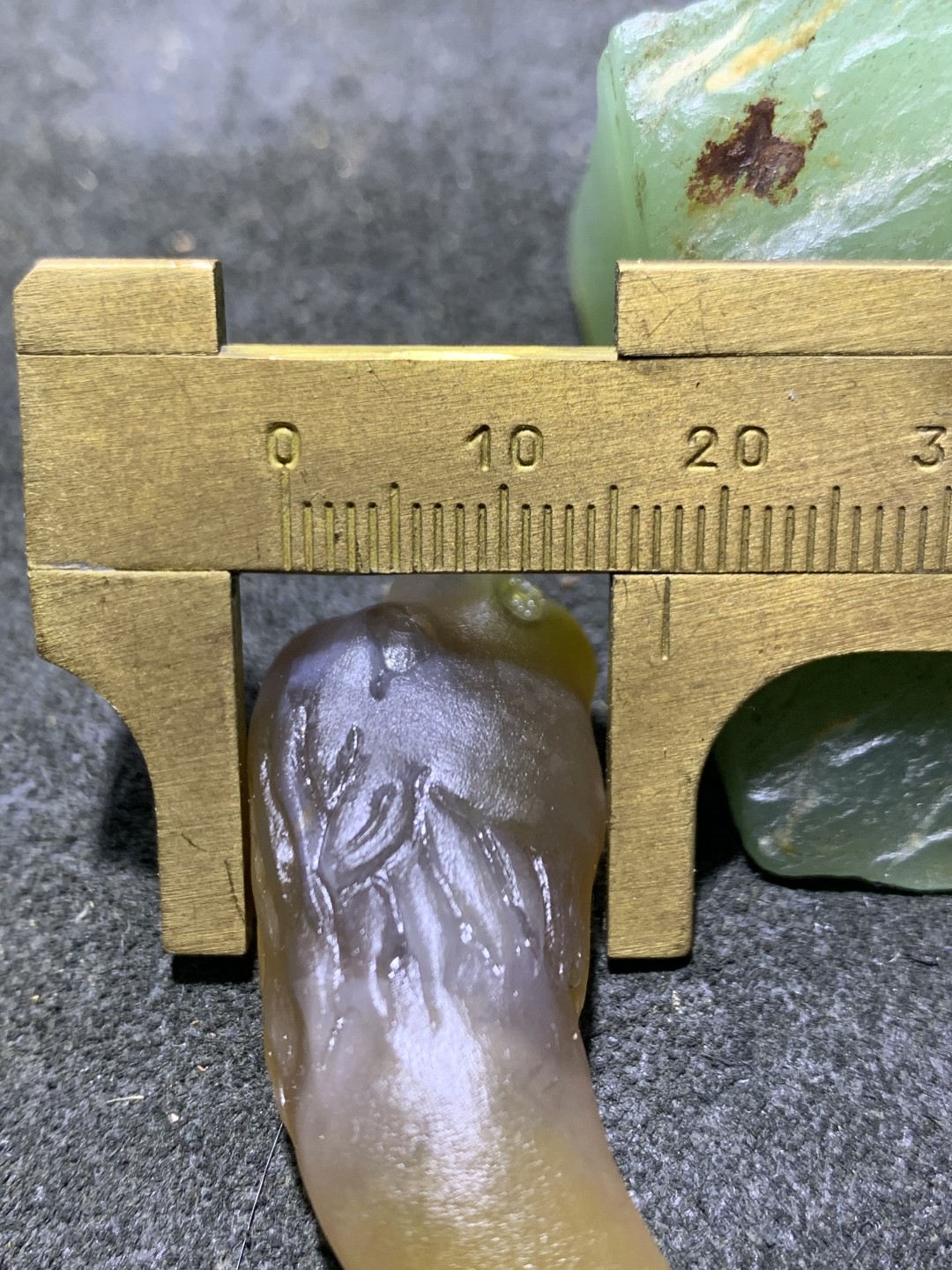 精美亚光蒙料战国红玛瑙雕刻兽首牙形吊坠一个，
