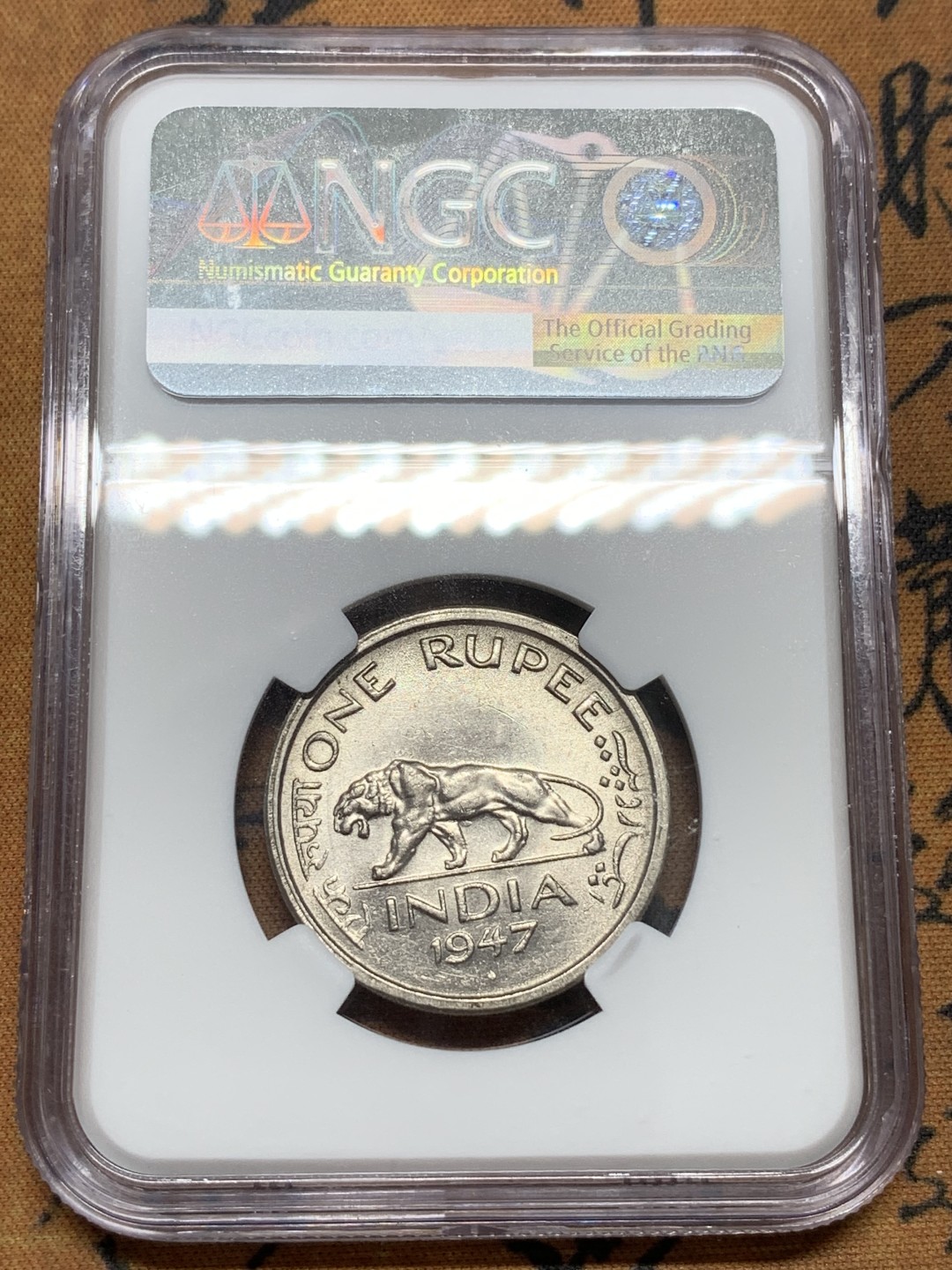 《竞宝斋》第91场-本周日，周一2场连拍（全场不限金额包邮） NGC MS62 英属印度 乔六 1947年1卢比 状态不错