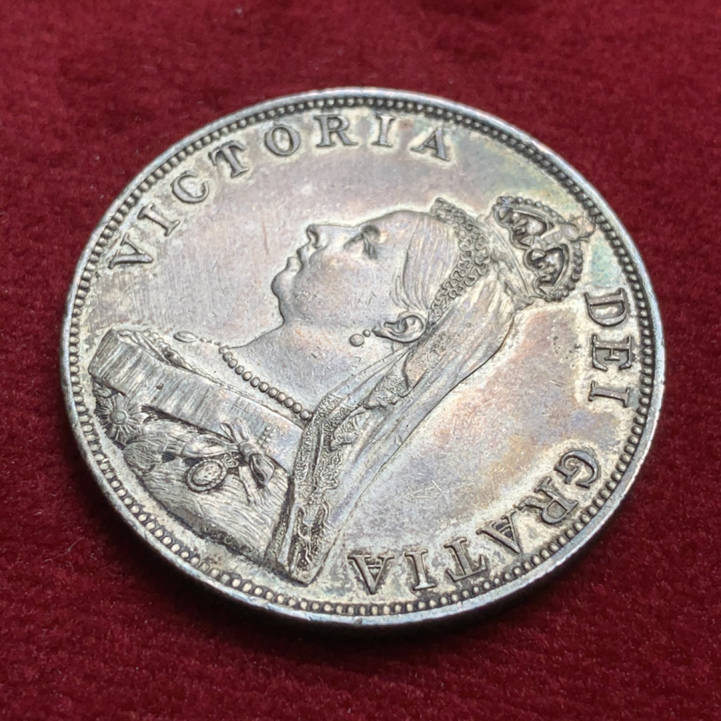 《竞宝斋》第91场-本周日，周一2场连拍（全场不限金额包邮） 1890年 英国维多利亚女王高冠双弗罗林大银币，au+品相，发丝皇冠细节清晰。维皇大银，面值4S，相当于0.8枚马剑克朗