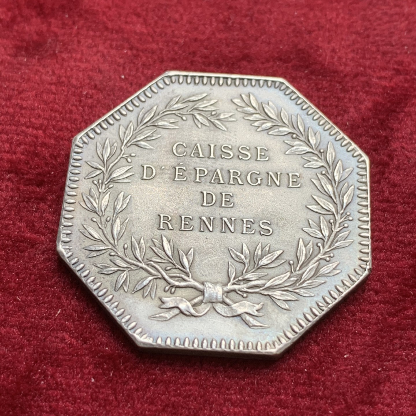 《竞宝斋》第91场-本周日，周一2场连拍（全场不限金额包邮） 法国  雷恩城市徽章 银质八角 代币JETON  丰饶角边铭  15.5克