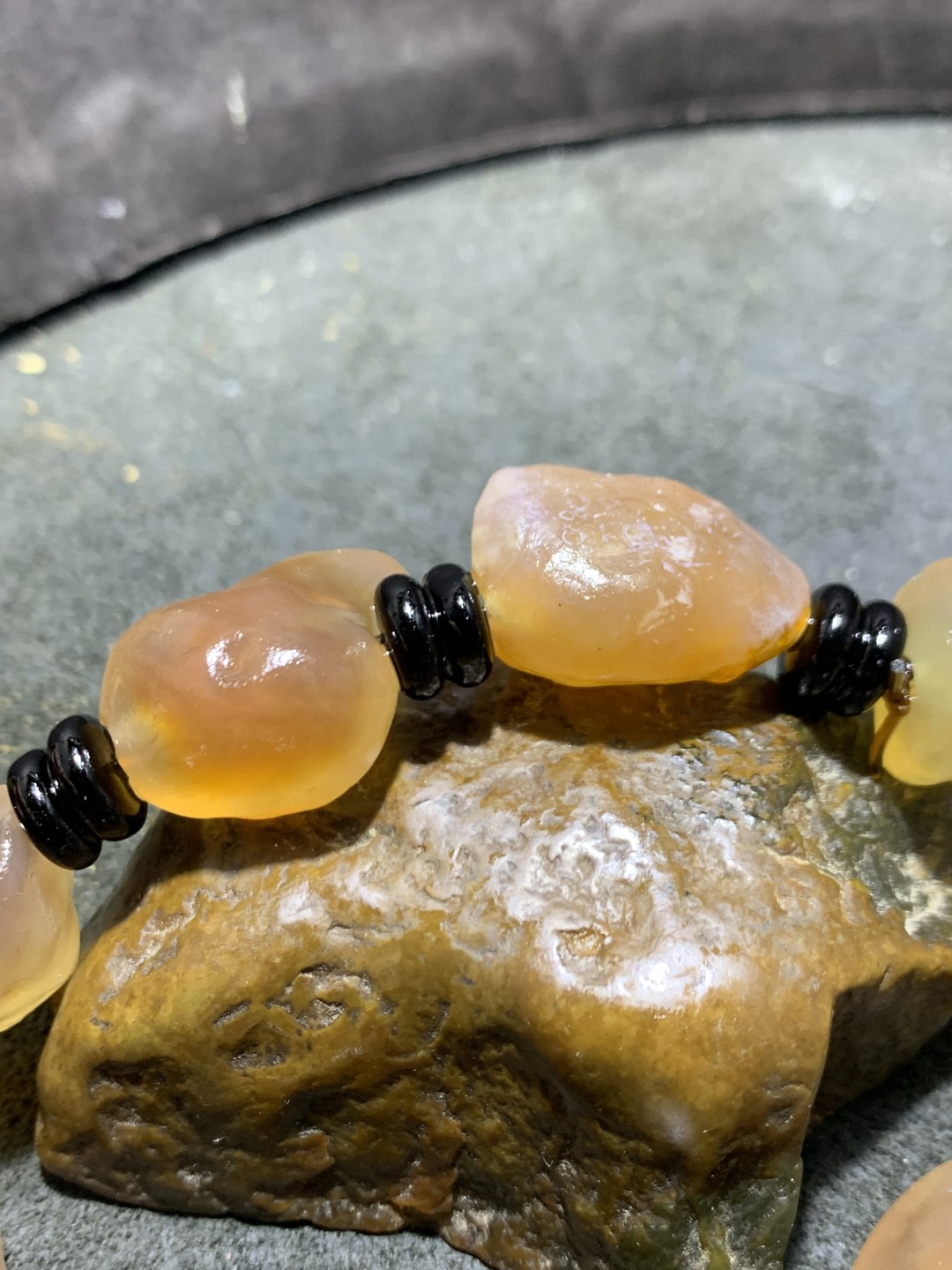 精美天然阿拉善酒红色糖心玛瑙异形原石手串一条