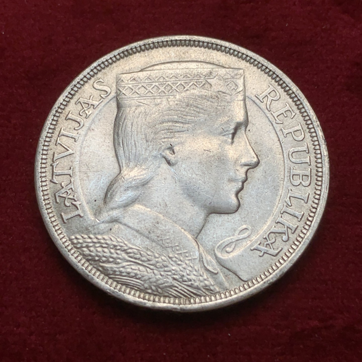 《竞宝斋》第91场-本周日，周一2场连拍（全场不限金额包邮） 拉脱维亚 1932年 5拉特 民族少女银币 好品相 底板已经出彩 可评级