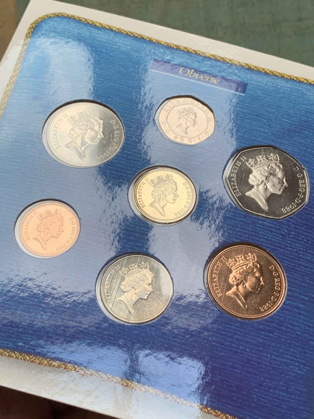 《竞宝斋》第91场-本周日，周一2场连拍（全场不限金额包邮） 英国 1988年 卡装套币 含一枚盾徽加厚1英镑面值的硬币 经典图案值得收藏 外加一枚 克朗纪念币