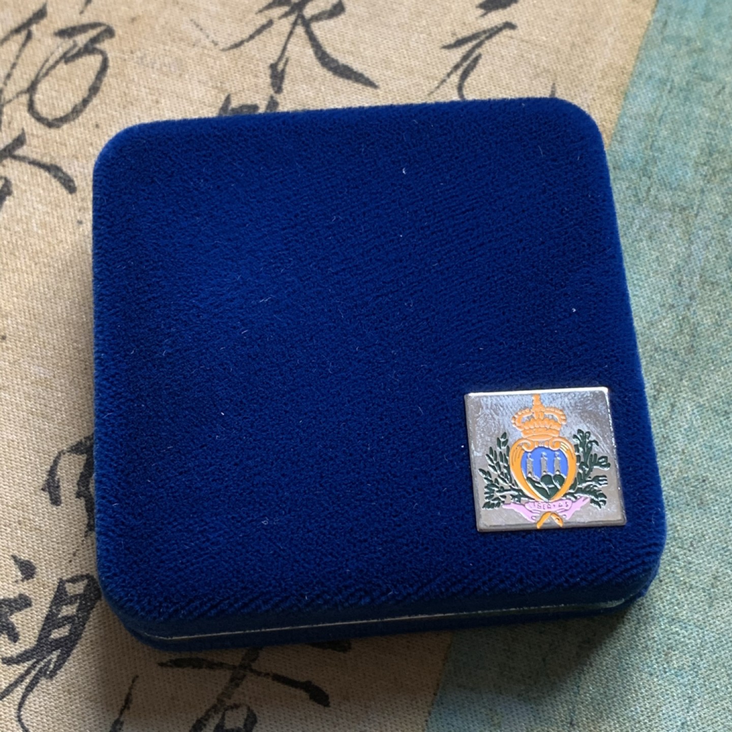 《竞宝斋》第91场-本周日，周一2场连拍（全场不限金额包邮） 原盒证书 圣马力诺1999年 射击 10000里拉精制大银币 22克 835银