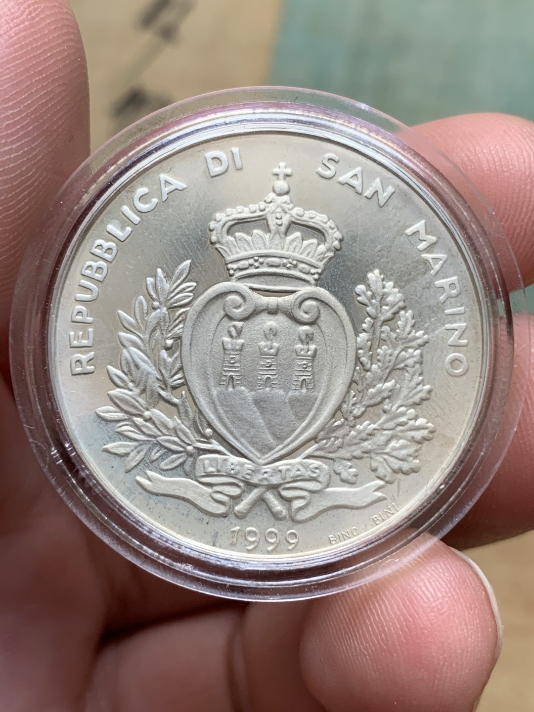 《竞宝斋》第91场-本周日，周一2场连拍（全场不限金额包邮） 原盒证书 圣马力诺1999年 射击 10000里拉精制大银币 22克 835银