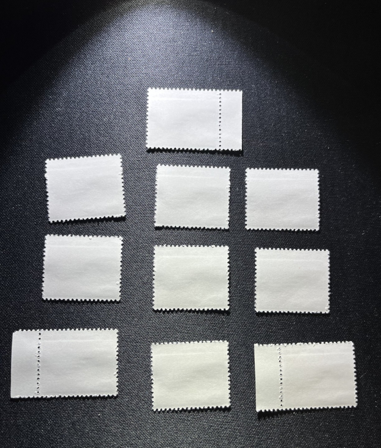 洪涛臻品 精选邮票限时拍卖第十三期 普无号  8分天安门红太阳新10枚 版撕嘎嘎绝，红色票面非常漂亮，文革唯一一套普票，特点鲜明，集邮册中必不可少的一枚，欣赏收藏两不误，价值洼地，全品可评级，版撕小票价格便宜，多多益善，注意捡漏