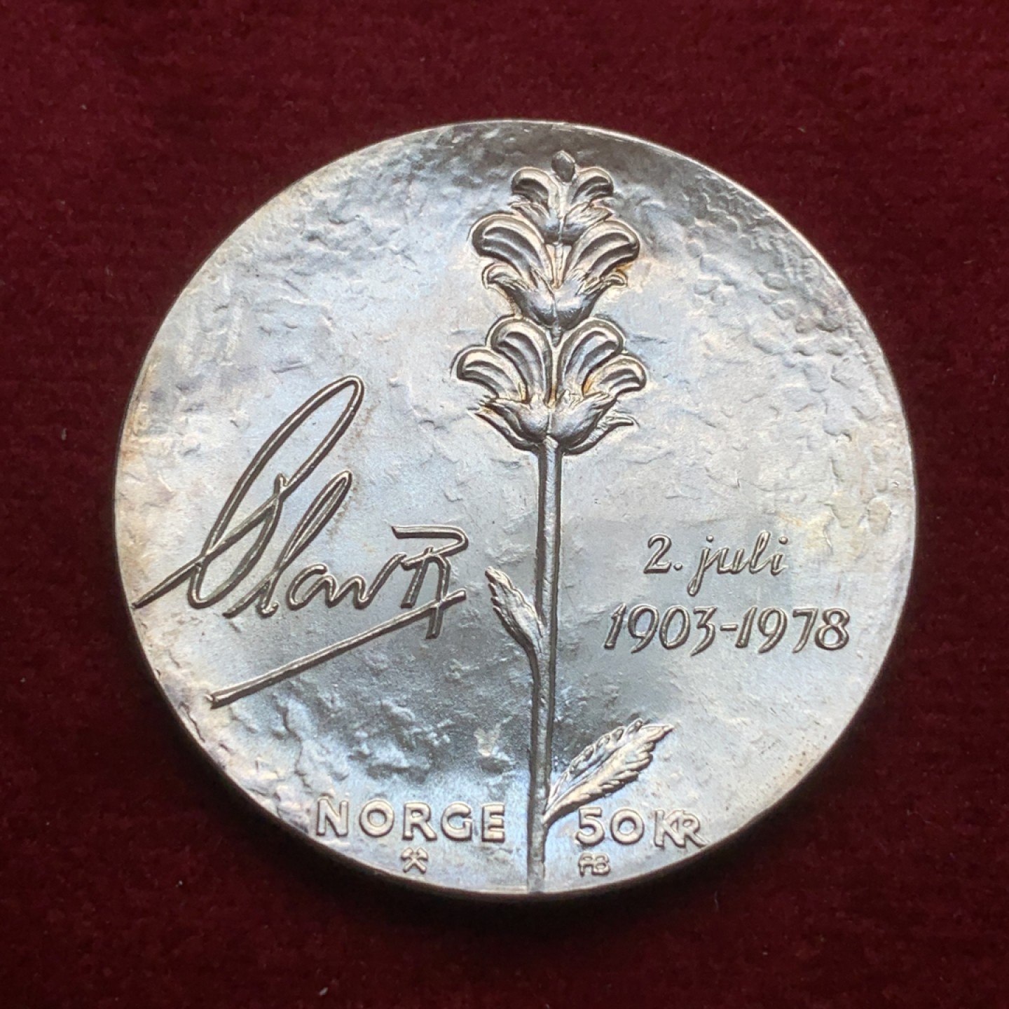 《竞宝斋》第91场-本周日，周一2场连拍（全场不限金额包邮） 挪威1978年奥拉夫五世国王诞辰75周年纪念50克朗大银币，925银，直径36mm，重量27g