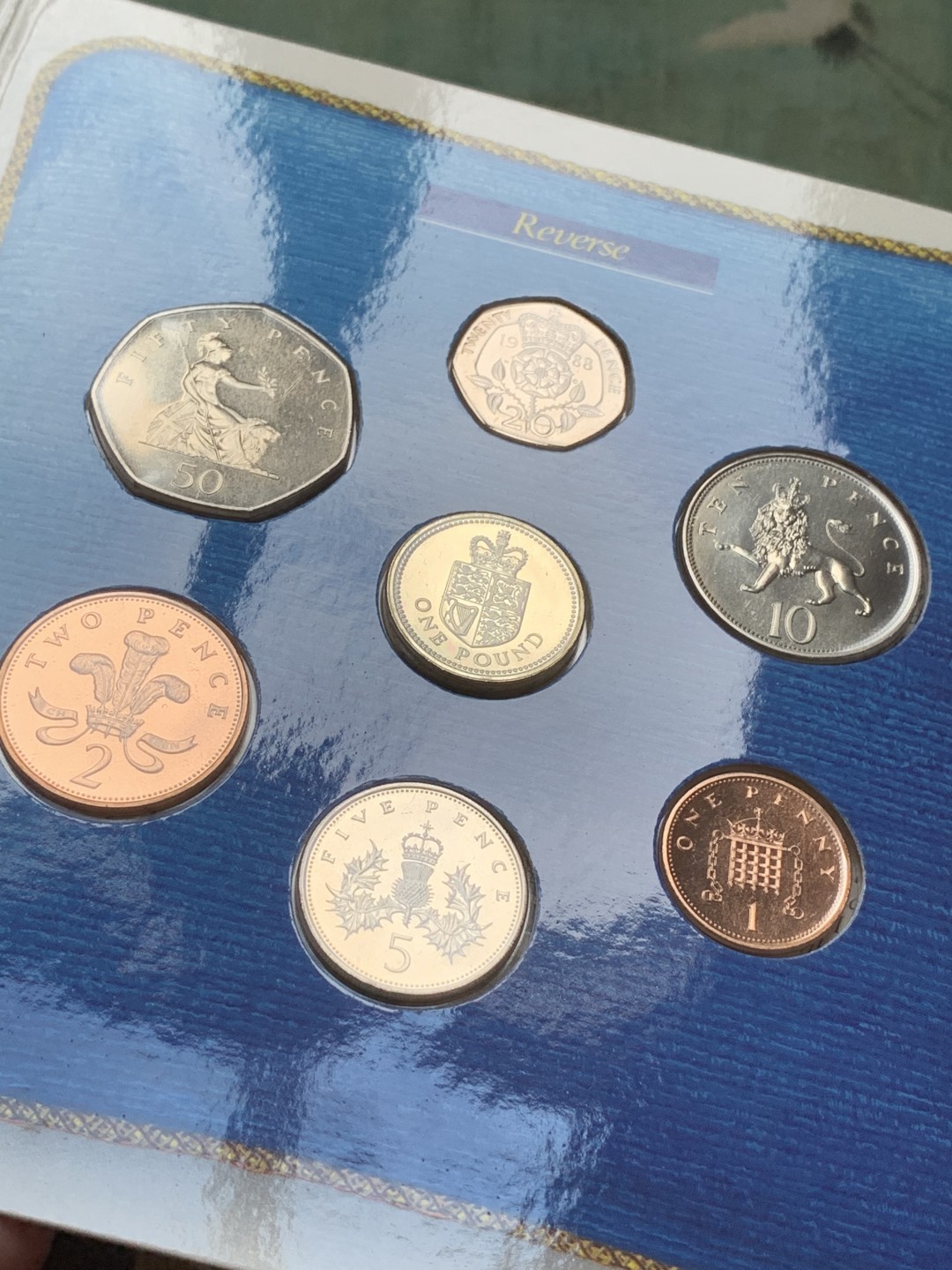 《竞宝斋》第91场-本周日，周一2场连拍（全场不限金额包邮） 英国 1988年 卡装套币 含一枚盾徽加厚1英镑面值的硬币 经典图案值得收藏 外加一枚 克朗纪念币