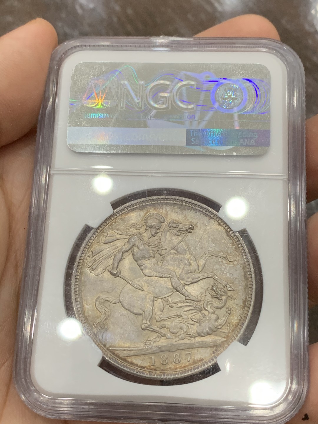 《竞宝斋》第91场-本周日，周一2场连拍（全场不限金额包邮） NGC MS63 英国 1887年维多利亚高冠马剑 原味好彩 底光一流