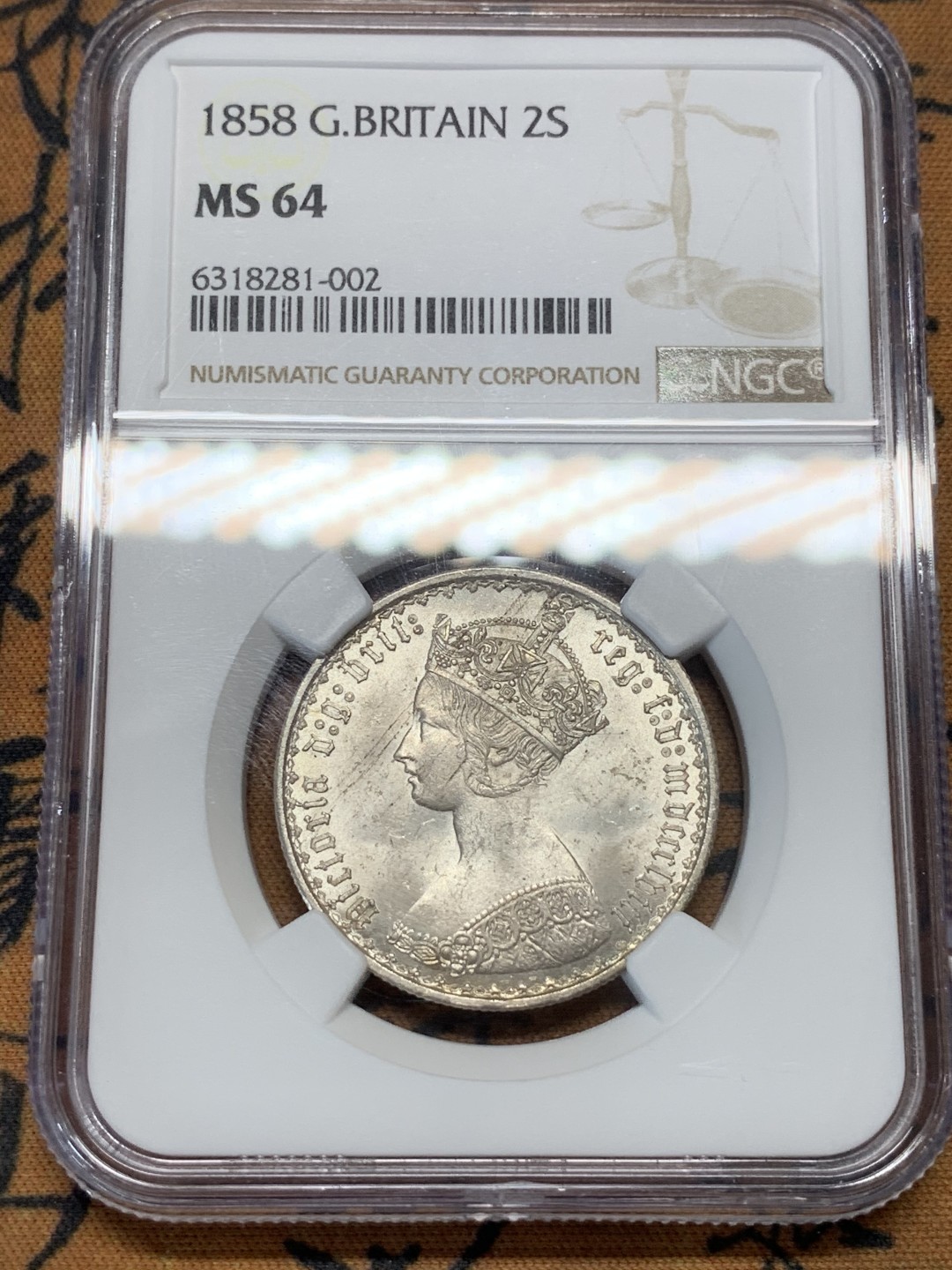 《竞宝斋》第91场-本周日，周一2场连拍（全场不限金额包邮） NGC-MS64 英国 1858年 哥特弗洛林 第一版头像漂亮 且压力深 。年份三C间距靠近，该版别ESC标记其珍惜度为S。8月25日SBP一枚63分的1859普通版成交价为1440美元，到手已逾万元