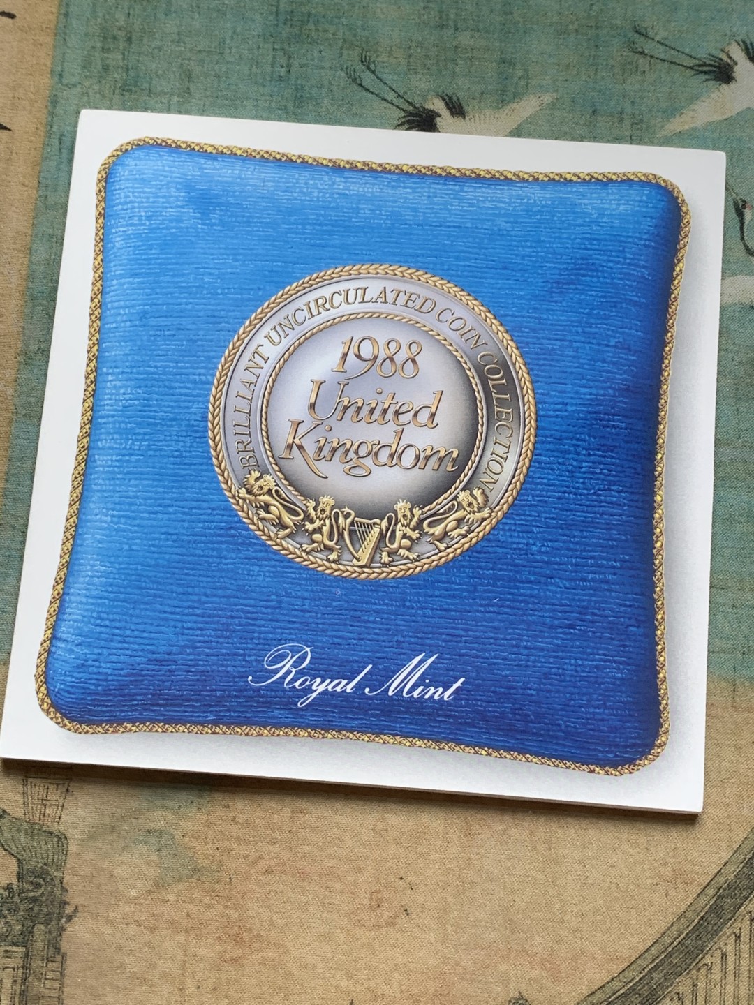 《竞宝斋》第91场-本周日，周一2场连拍（全场不限金额包邮） 英国 1988年 卡装套币 含一枚盾徽加厚1英镑面值的硬币 经典图案值得收藏 外加一枚 克朗纪念币