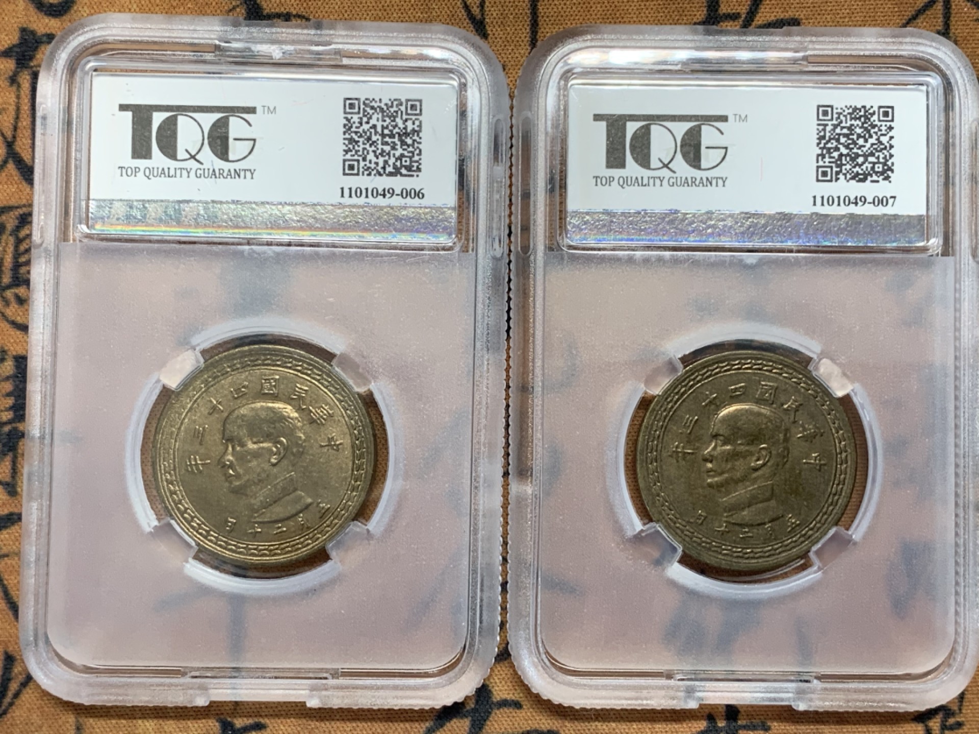 《竞宝斋》第91场-本周日，周一2场连拍（全场不限金额包邮） TQG评级 AU+BN 两枚合拍 1954年地瓜五角铜币 底板光度可见 都是很养眼的品相 