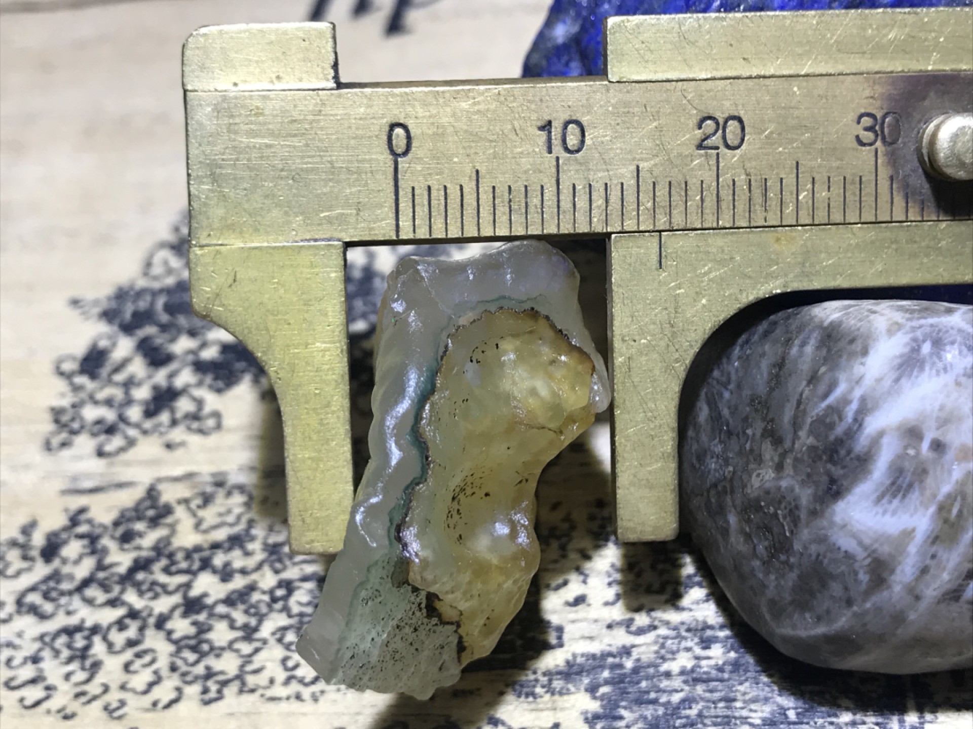 天然戈壁阿拉善玛瑙原石吊坠一颗！