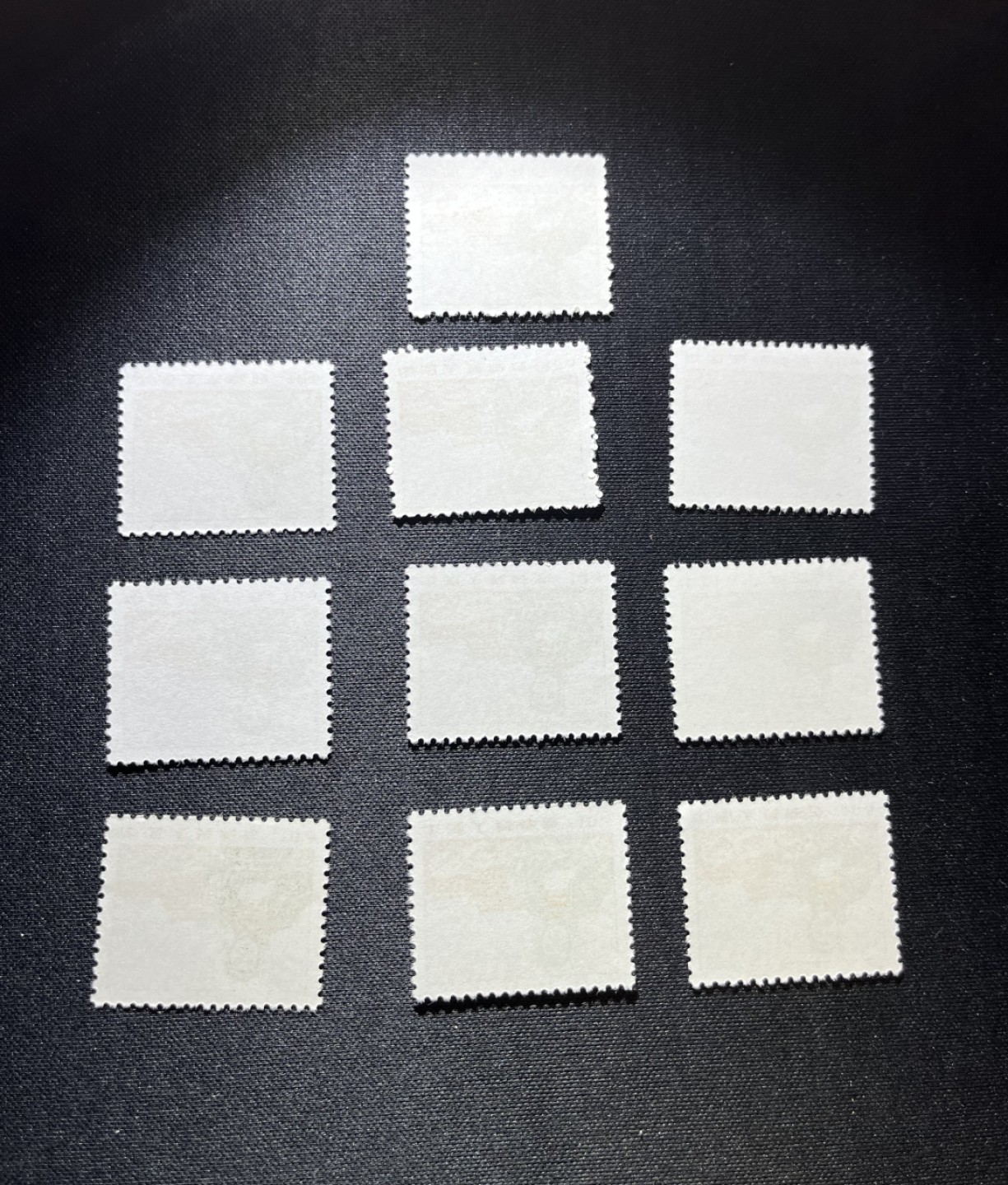 洪涛臻品 精选邮票限时拍卖第十三期 普无号  10分解放军新 10枚一组，版撕嘎嘎绝，文革期间发行的唯一一套普票，特点非常鲜明，光芒四射非常漂亮，集邮册中不可缺少的一组，文革票人气足，潜力大，目前处于价值洼地，版撕全品可直接评级，版撕小票价格便宜，多多益善，注意捡漏