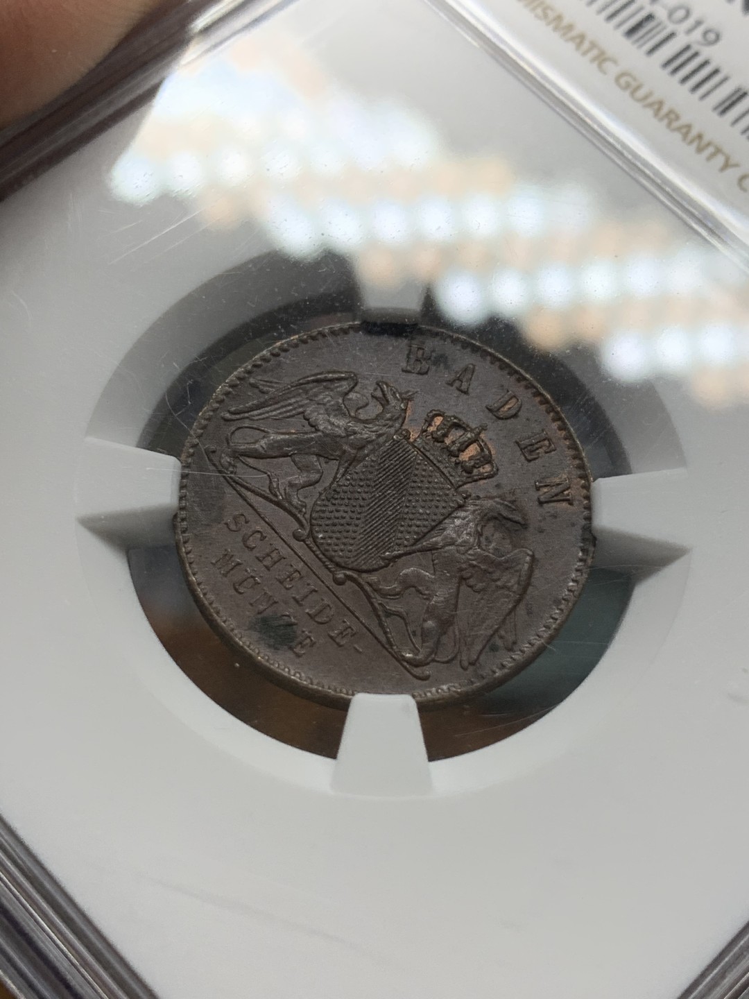 《竞宝斋》第91场-本周日，周一2场连拍（全场不限金额包邮） NGC-MS63BN 1870年 德国 巴登1克鲁泽铜币 亚军分数，经典双狮盾徽。