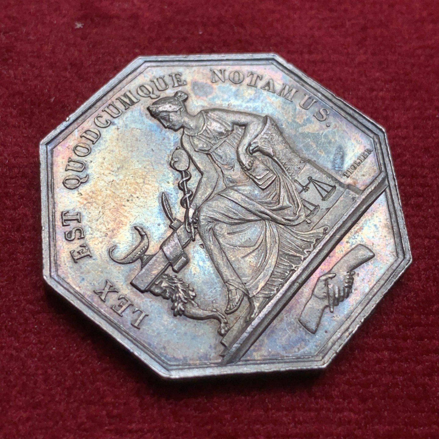 《竞宝斋》第91场-本周日，周一2场连拍（全场不限金额包邮） 法国  波尔图公证人八角JETON 代币 原味深五彩包浆 手指铭  17.7克