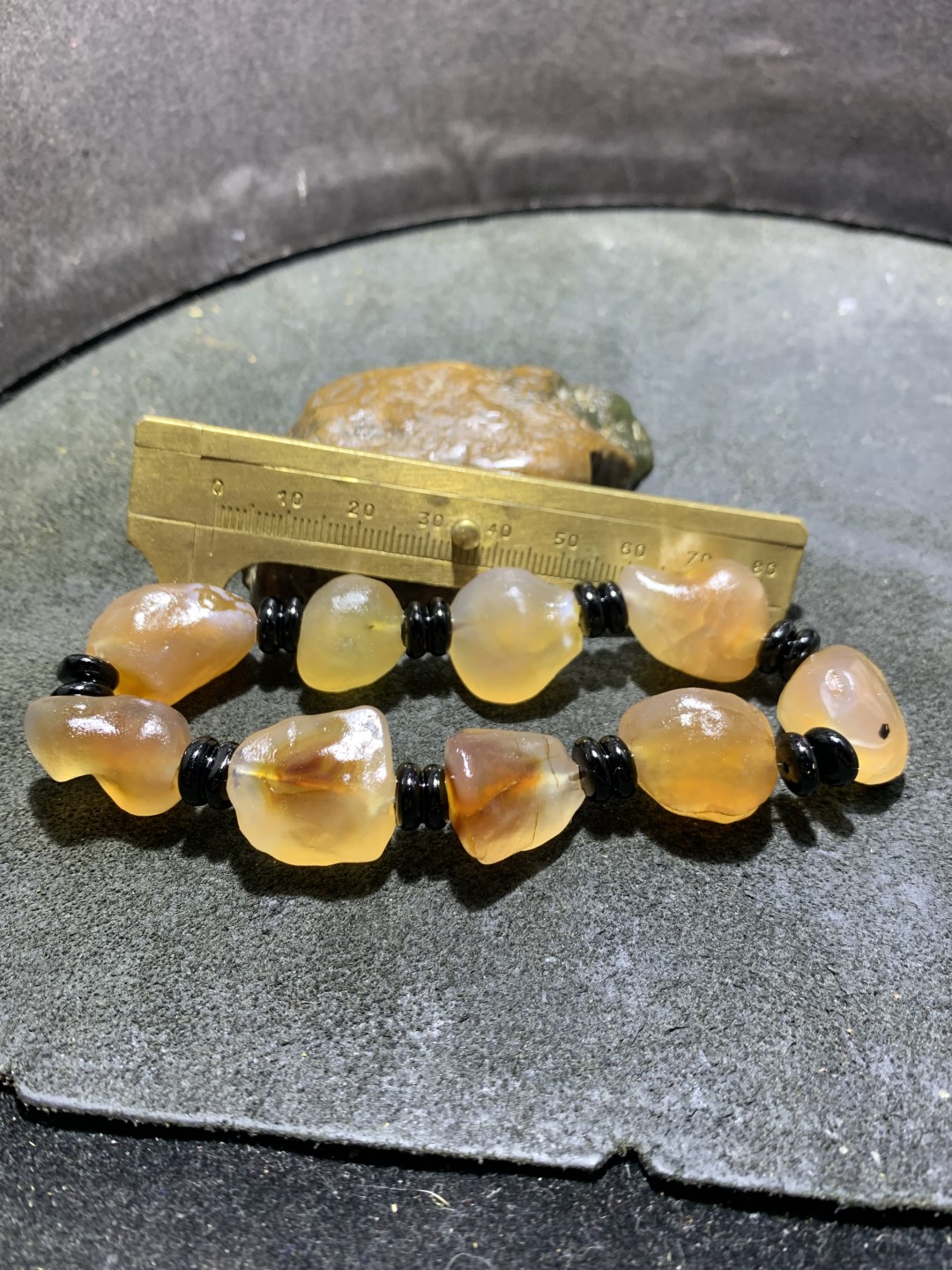精美天然阿拉善酒红色糖心玛瑙异形原石手串一条