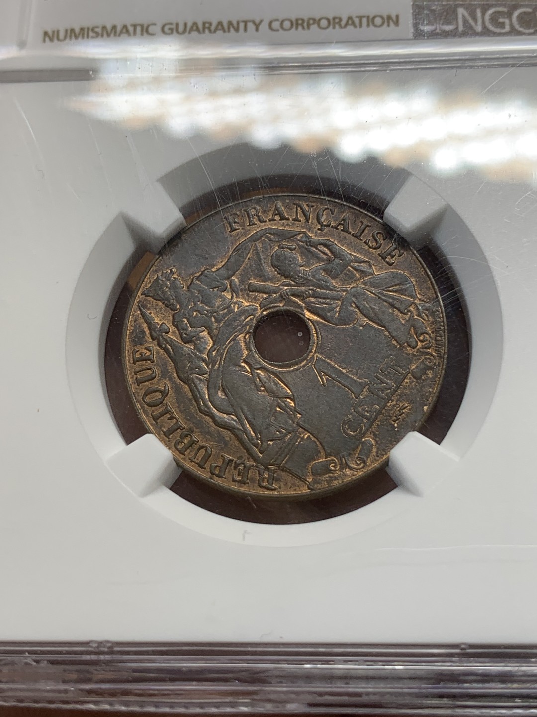 《竞宝斋》第91场-本周日，周一2场连拍（全场不限金额包邮） NGC MS61 1923年法属印支百分之一铜币