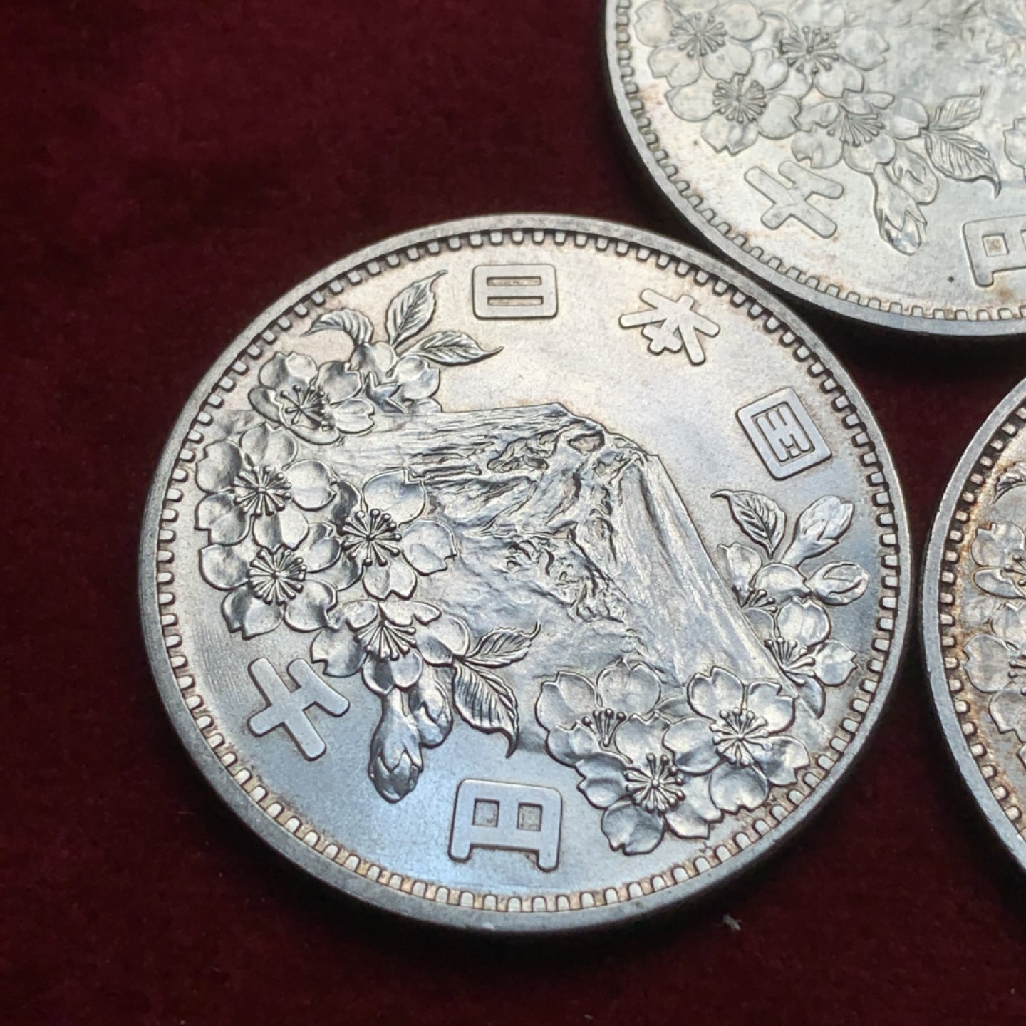 《竞宝斋》第91场-本周日，周一2场连拍（全场不限金额包邮） BU 三枚合拍 日本 1964年 1000日元 日本东京奥运会银币 三枚均为BU品相 底板完美 转光强烈耀眼 其中两枚已经从边缘开始生出金彩