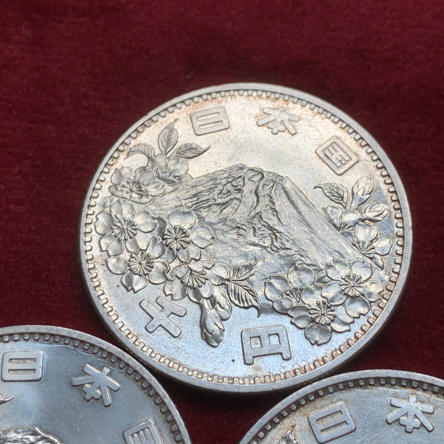 《竞宝斋》第91场-本周日，周一2场连拍（全场不限金额包邮） BU 三枚合拍 日本 1964年 1000日元 日本东京奥运会银币 三枚均为BU品相 底板完美 转光强烈耀眼 其中两枚已经从边缘开始生出金彩