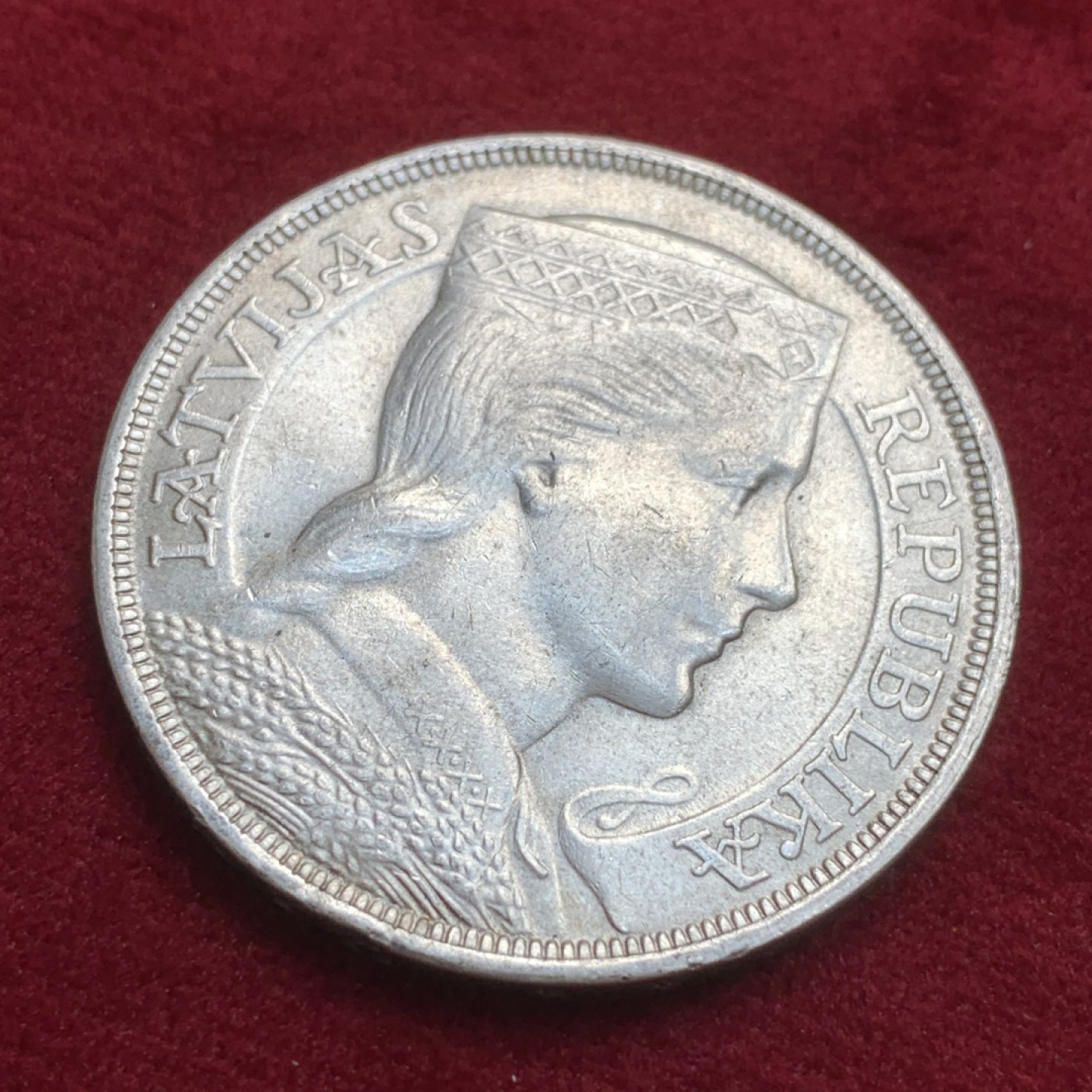 《竞宝斋》第91场-本周日，周一2场连拍（全场不限金额包邮） 拉脱维亚 1932年 5拉特 民族少女银币 好品相 底板已经出彩 可评级