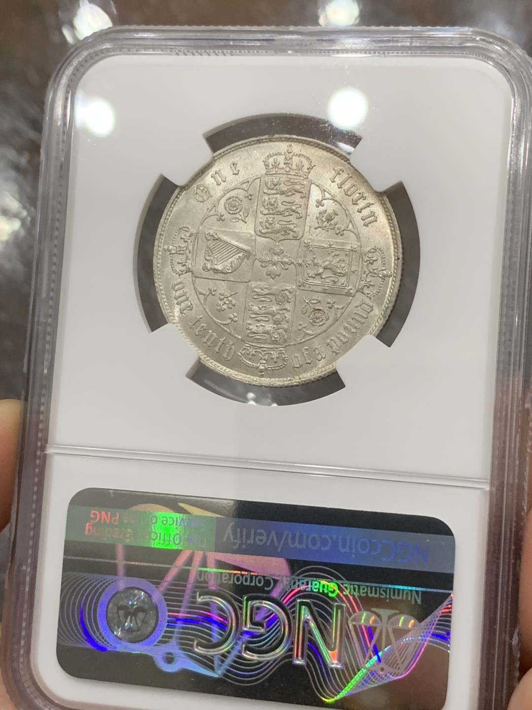 《竞宝斋》第91场-本周日，周一2场连拍（全场不限金额包邮） NGC-MS64 英国 1858年 哥特弗洛林 第一版头像漂亮 且压力深 。年份三C间距靠近，该版别ESC标记其珍惜度为S。8月25日SBP一枚63分的1859普通版成交价为1440美元，到手已逾万元