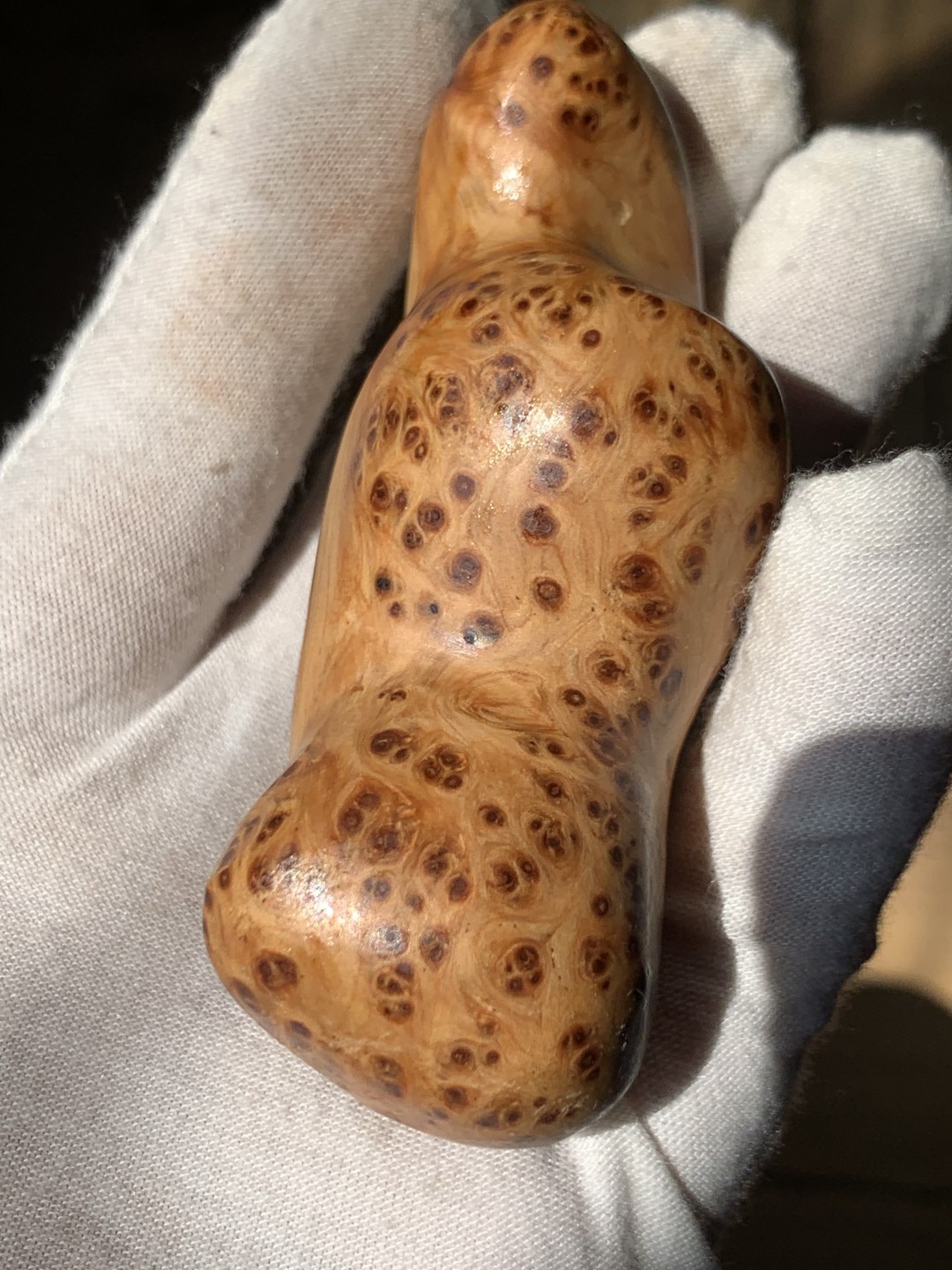 零元拍：崖柏瘤花随型手把件，十年前的存货了，油性极大。