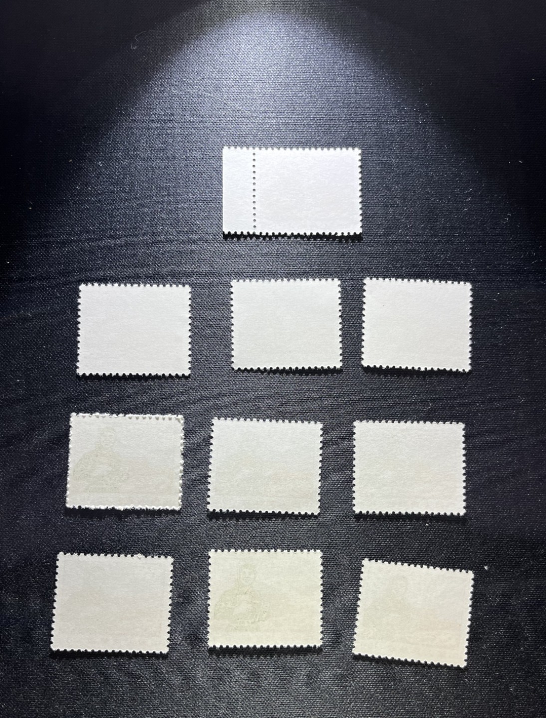 洪涛臻品 精品邮票限时拍卖第十四期 普无号  10分解放军新 10枚一组，版撕嘎嘎绝，文革期间发行的唯一一套普票，特点非常鲜明，光芒四射非常漂亮，集邮册中不可缺少的一组，文革票人气足，潜力大，目前处于价值洼地，版撕全品可直接评级，版撕小票价格便宜，多多益善，注意捡漏