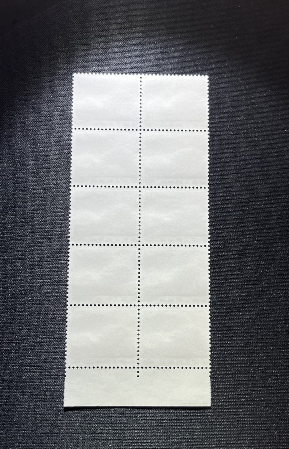洪涛臻品 精选邮票限时拍卖第十三期 普无号  8分天安门红太阳，10方连一组，版撕嘎嘎绝，红色图案非常漂亮，正红背白，集邮册中必不可少的一组，价值洼地，全品可评级