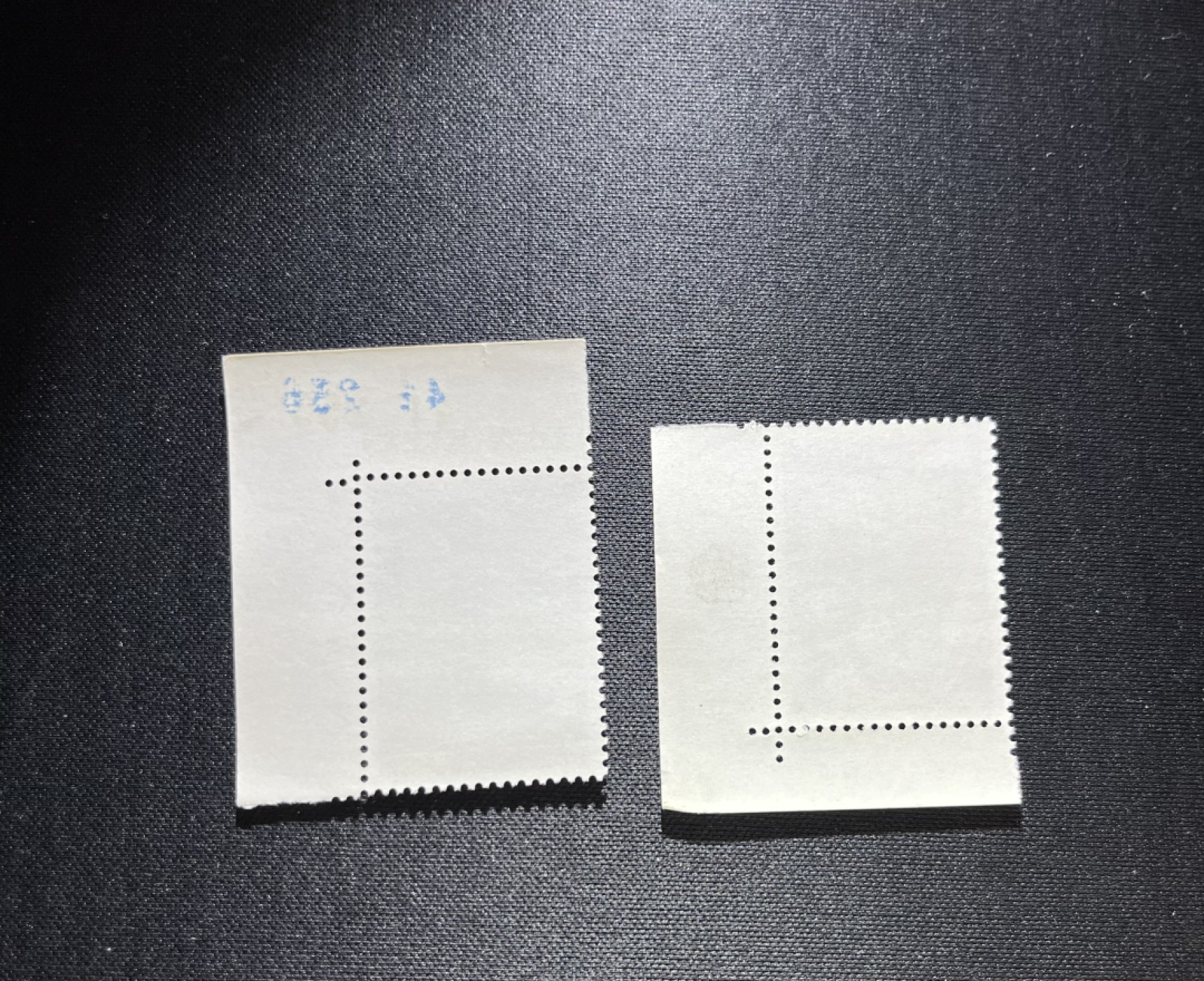 洪涛臻品 精品邮票限时拍卖第十四期 J4 阿尔巴尼亚 新全，梅花标2枚，数字，下厂名1枚，共2枚1套，新撕版的货，2-2金粉极轻微触痕，极轻微压痕，几乎看不出，别无瑕疵，注意捡漏！！